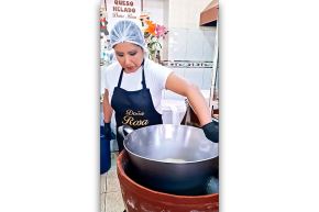 La elaboración del queso helado es una tradición que la familia Vargas desarrolla en Arequipa desde el año 1948.