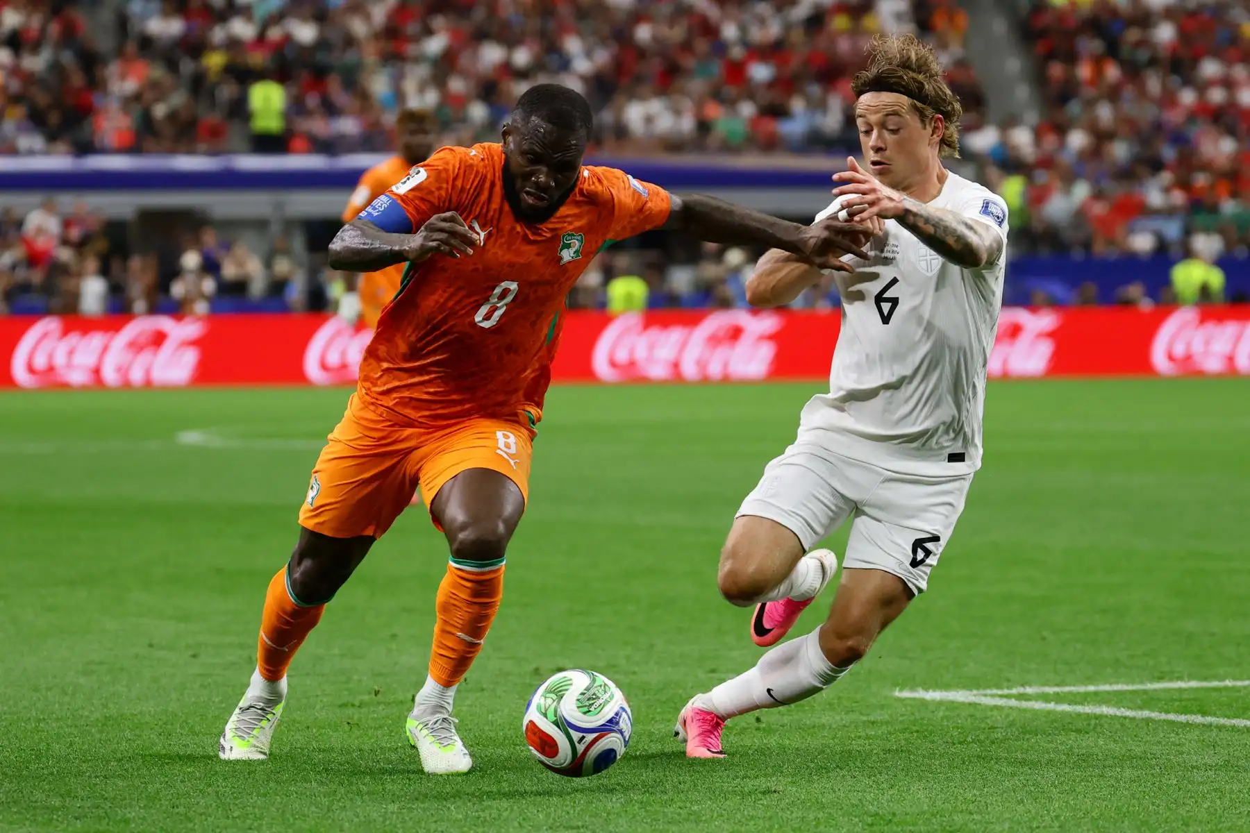 El centrocampista de Costa de Marfil Franck Kessié pelea un balón ante el centrocampista noruego Patrick Berg durante el partido de eliminatoria del Mundial 2026 que disputan las selecciones nacionales de Costa de Marfil y Noruega este martes, en el AT&T Stadium de Arlington, Texas. Foto: EFE