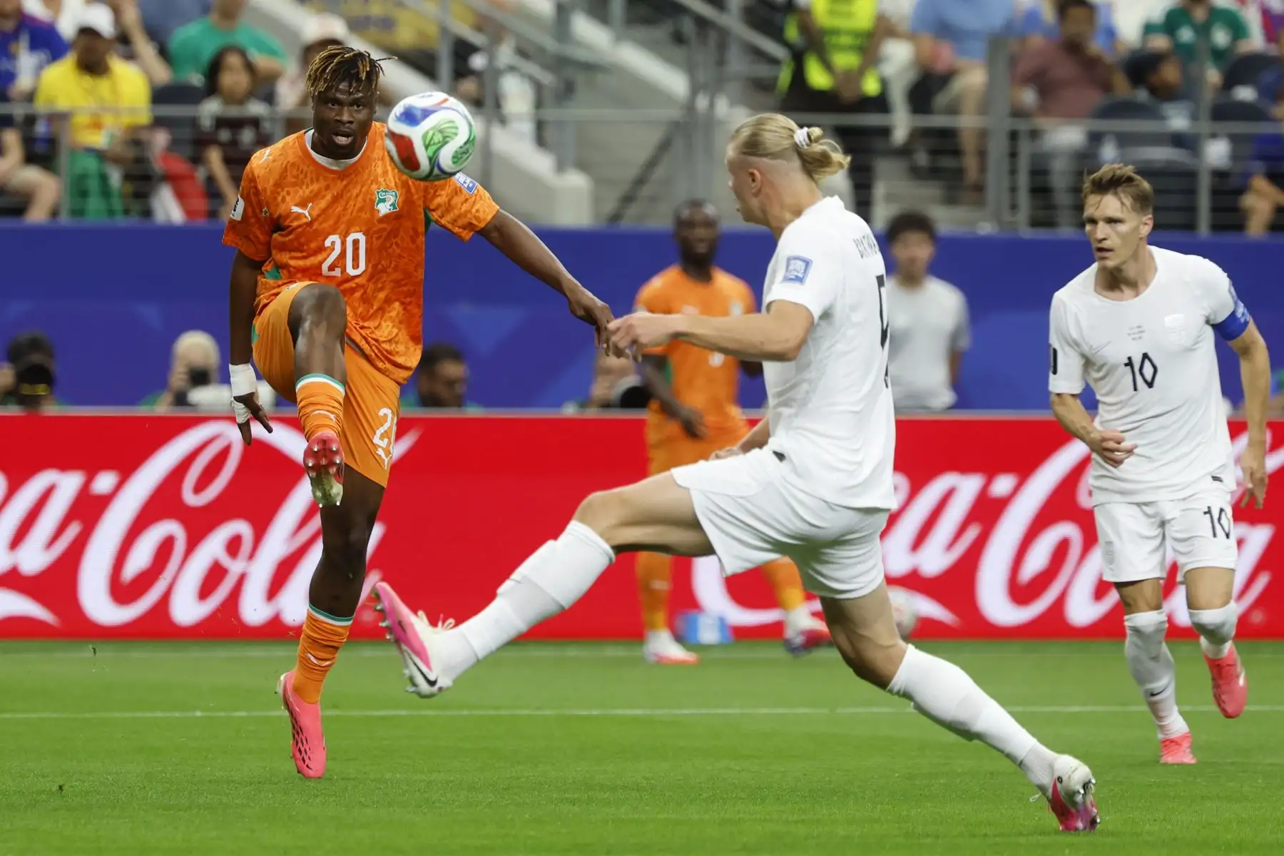 El defensa de Costa deMarfil Emmanuel Agbadou pelea un balón ante el delantero noruego Erling Haaland durante el partido de eliminatoria del Mundial 2026 que disputan las selecciones nacionales de Costa de Marfil y Noruega este martes, en el AT&T Stadium de Arlington, Texas (EEUU). Foto: EFE