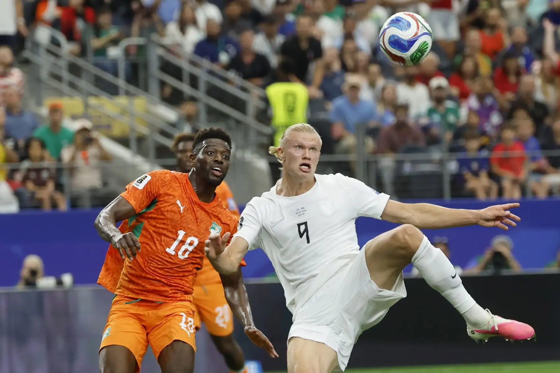 El centrocampista de Costa de Marfil Ibrahim Sangaré (i) pelea un balón ante el delantero noruego Erling Haaland (d)durante el partido de eliminatoria del Mundial 2026 que disputan las selecciones nacionales de Costa de Marfil y Noruega este martes, en el AT&T Stadium de Arlington, Texas. Foto: EFE