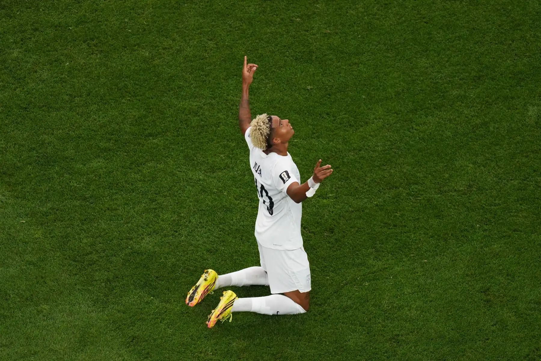 El delantero noruego Antonio Nusa celebra tras anotar el primer gol de su equipo durante el partido de eliminatoria del Mundial 2026 que disputan las selecciones nacionales de Costa de Marfil y Noruega este martes, en el AT&T Stadium de Arlington, Texas. Foto: EFE