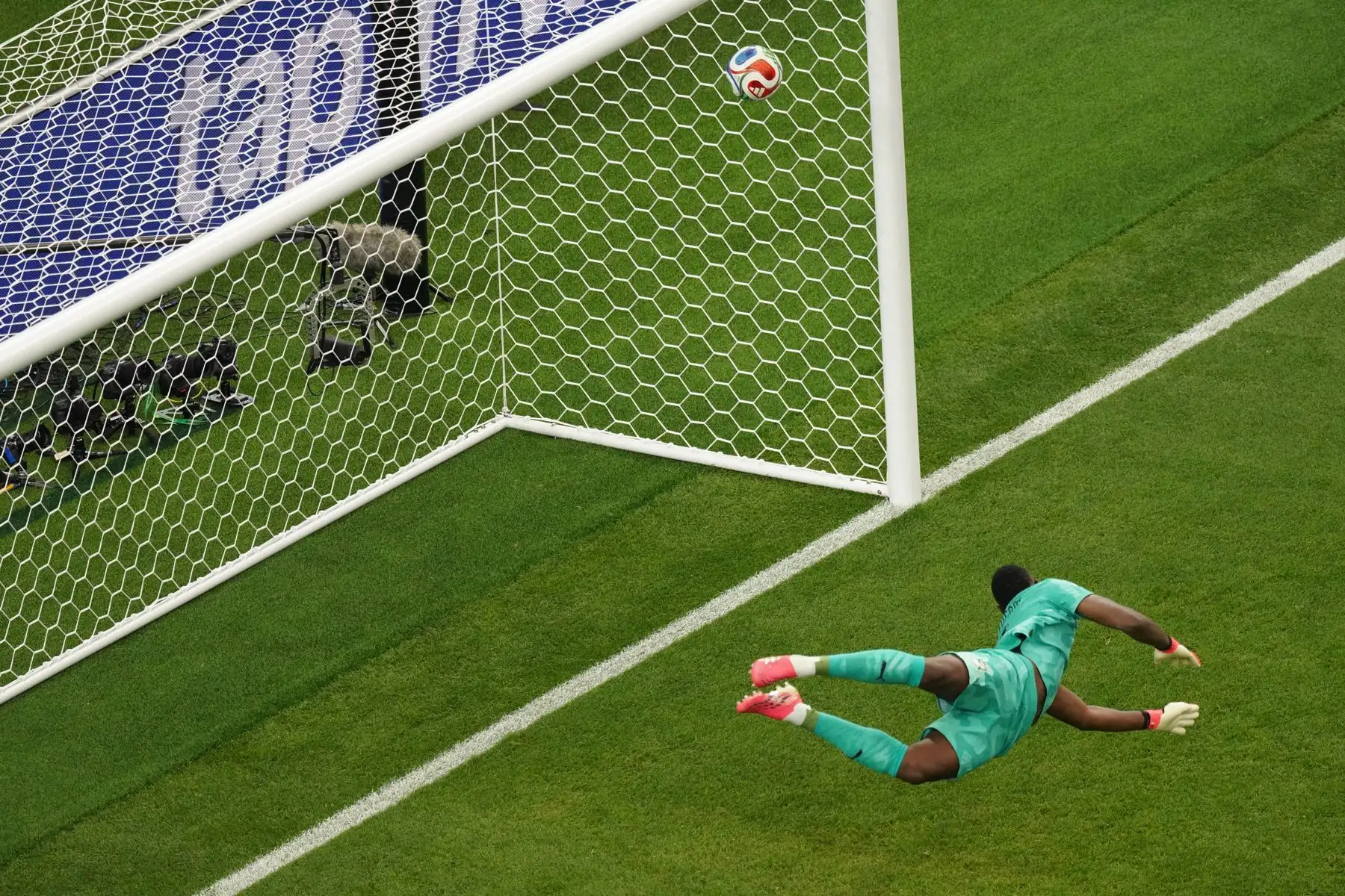 El delantero noruego Antonio Nusa celebra tras anotar el primer gol de su equipo durante el partido de eliminatoria del Mundial 2026 que disputan las selecciones nacionales de Costa de Marfil y Noruega este martes, en el AT&T Stadium de Arlington, Texas. Foto: EFE