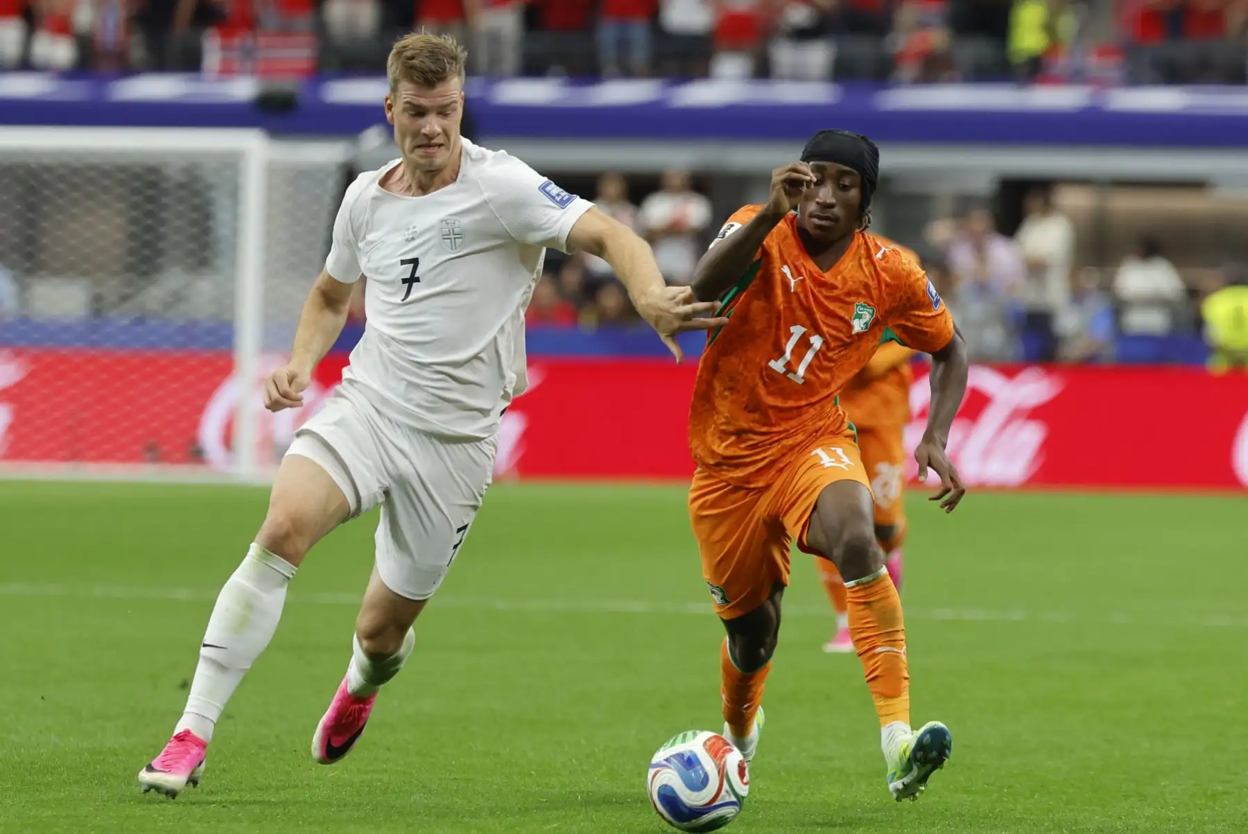 El delantero de Noruega, Sorloth, disputa el balón ante el delantero de Costa de Marfil, Yan Diomande, disputan el balón durante el partido de eliminatoria del Mundial 2026 que disputan las selecciones nacionales de Costa de Marfil y Noruega este martes, en el AT&T Stadium de Arlington, Texas. Foto: EFE