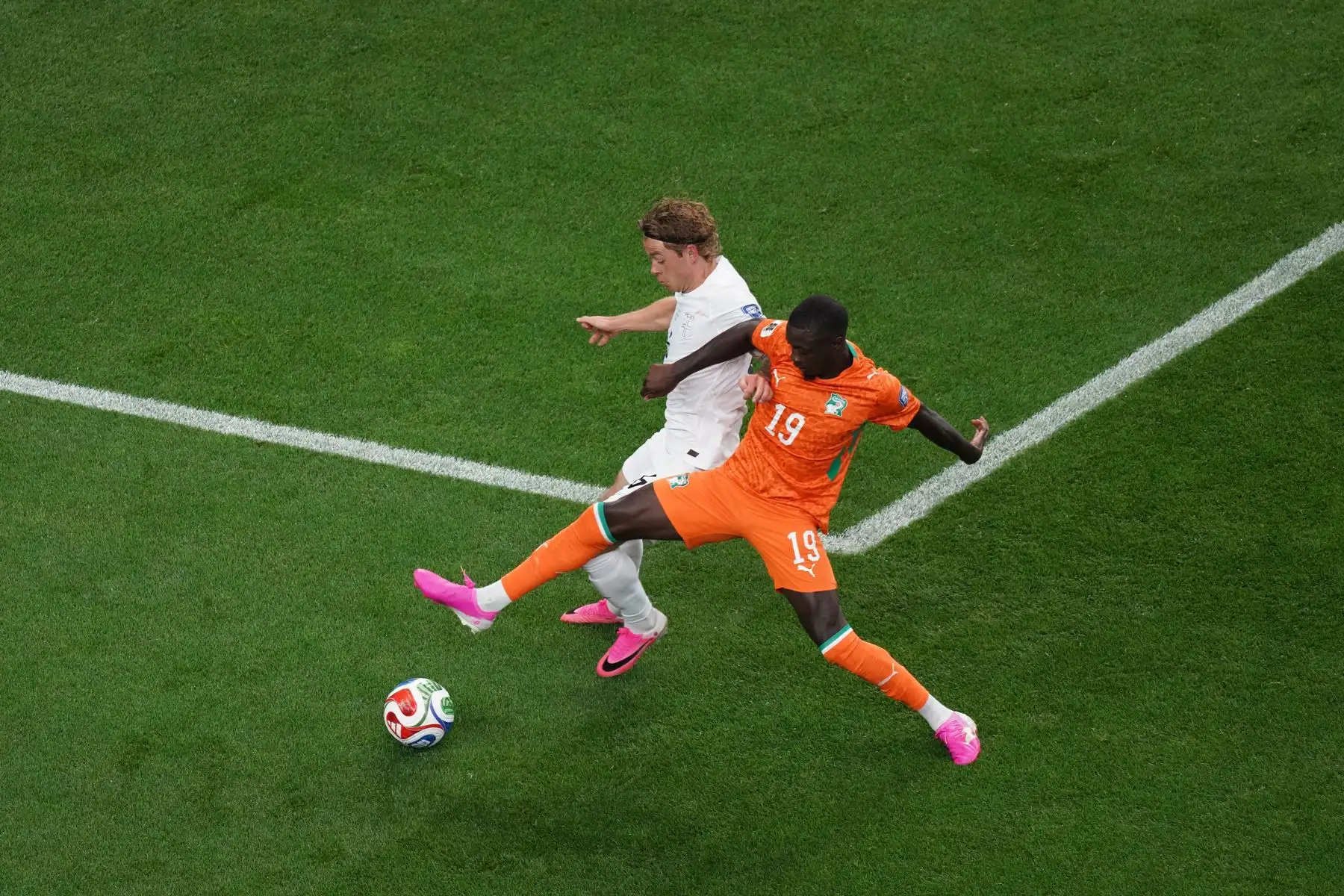 El centrocampista de Noruega, Patrick Berg, disputa el balón ante el delantero de Costa de Marfil, Nicolas Pepe, durante el partido de eliminatoria del Mundial 2026 que disputan las selecciones nacionales de Costa de Marfil y Noruega este martes, en el AT&T Stadium de Arlington, Texas (EEUU). Foto: EFE
