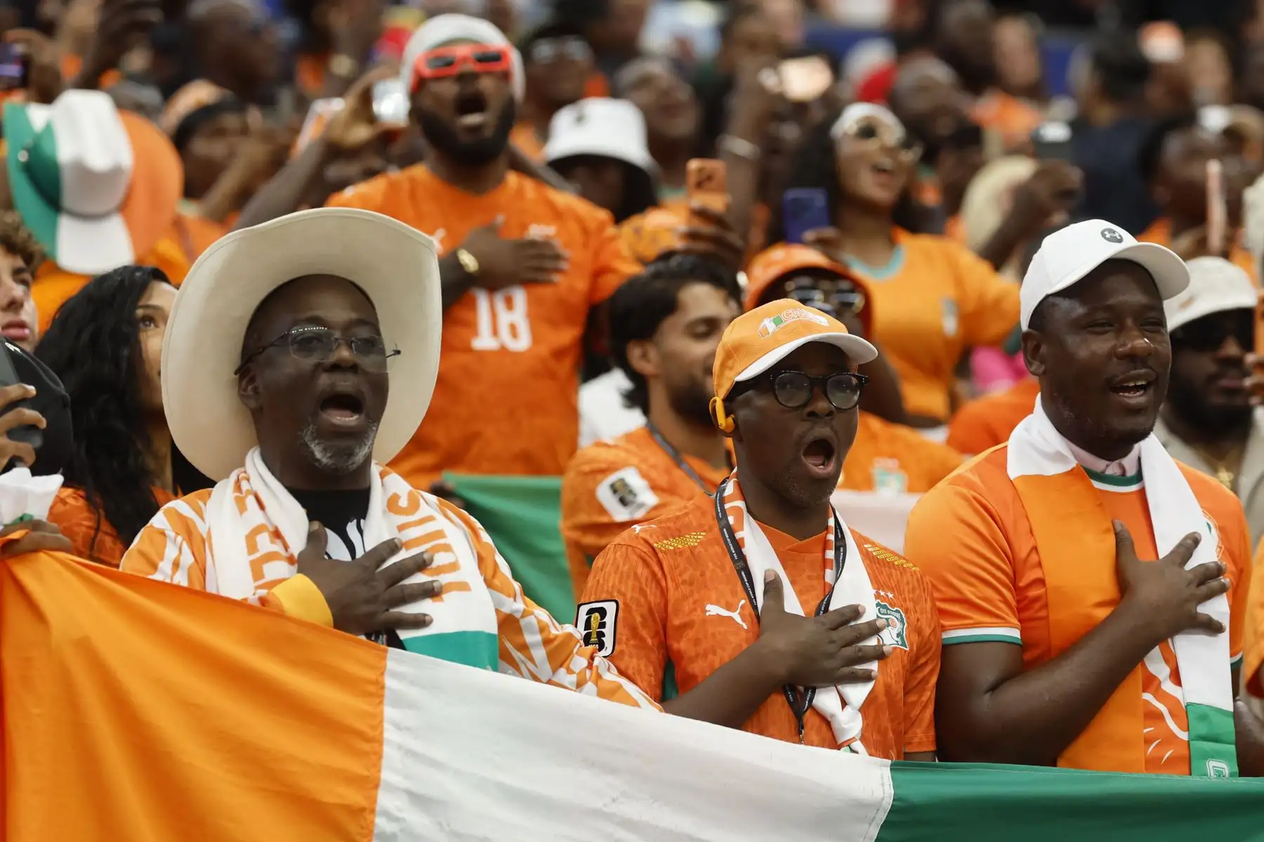 Aficionados de Costa de Marfil durante el partido de eliminatoria del Mundial 2026 que disputan las selecciones nacionales de Costa de Marfil y Noruega este martes, en el AT&T Stadium de Arlington, Texas (EEUU). Foto: EFE