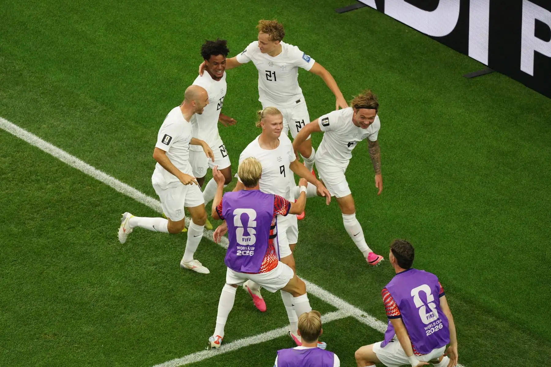 El delantero de Noruega Erling Haaland, celebra tras anotar el segundo gol de su equipo durante el partido de eliminatoria del Mundial 2026 que disputan las selecciones nacionales de Costa de Marfil y Noruega este martes, en el AT&T Stadium de Arlington, Texas (EEUU). Foto: EFE