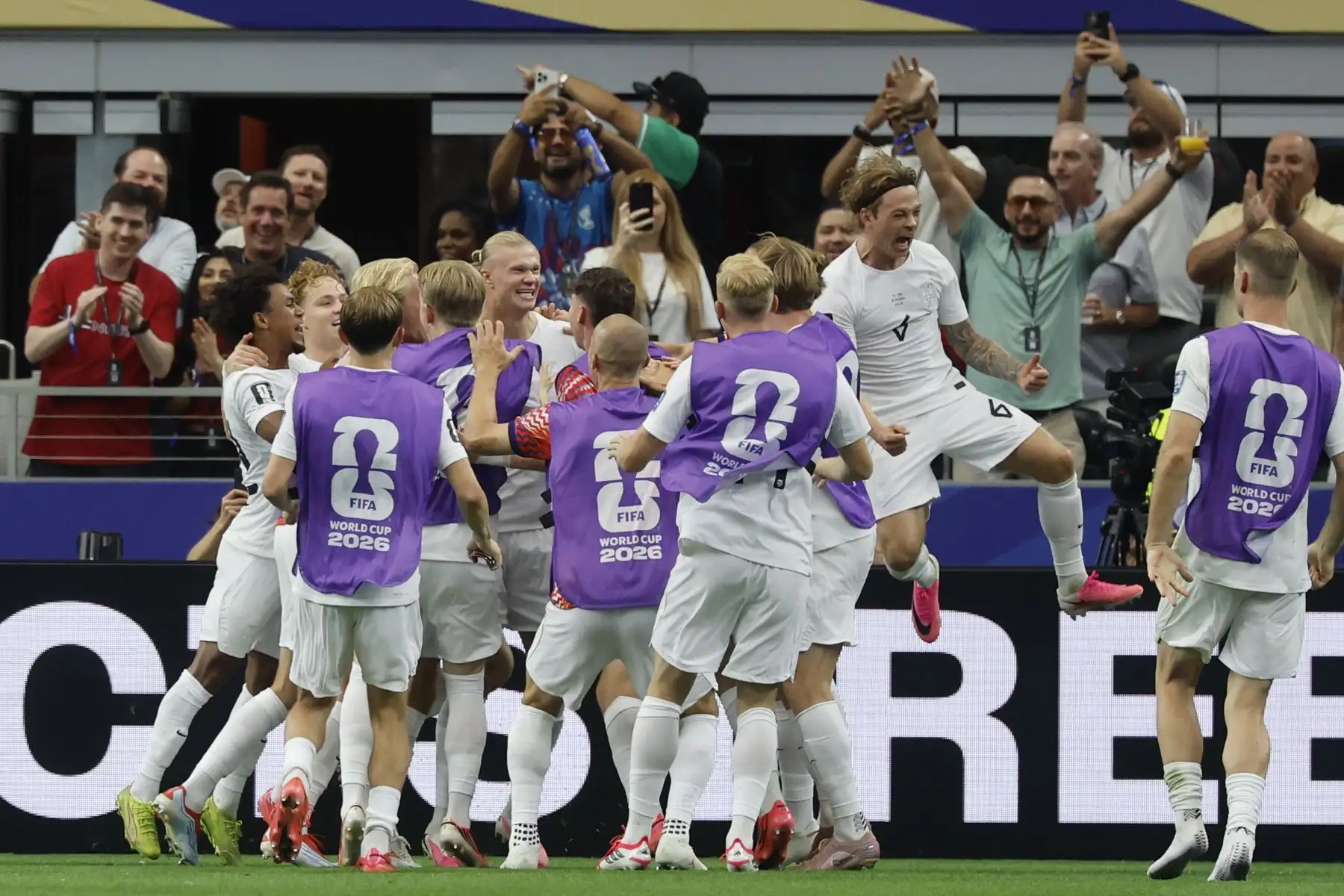 El delantero de Noruega Erling Haaland, celebra tras anotar el segundo gol de su equipo durante el partido de eliminatoria del Mundial 2026 que disputan las selecciones nacionales de Costa de Marfil y Noruega este martes, en el AT&T Stadium de Arlington, Texas (EEUU). Foto: EFE