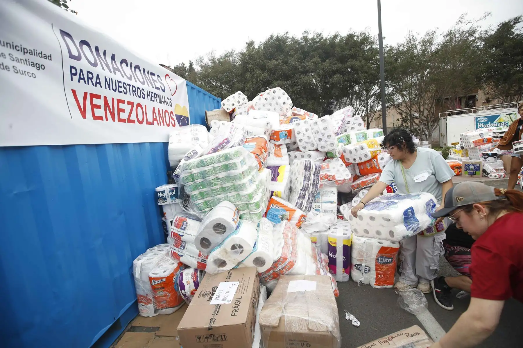 Ciudadanos peruanos y venezolanos se solidarizan con los damnificados venezolanos tras el terremoto en Venezuela. Voluntarios recaudan viveres, medicina y alimentos no perecibles en el parque ecológico Voces del Clima en el distrito de Surco. Foto: ANDINA/ Eddy Ramos