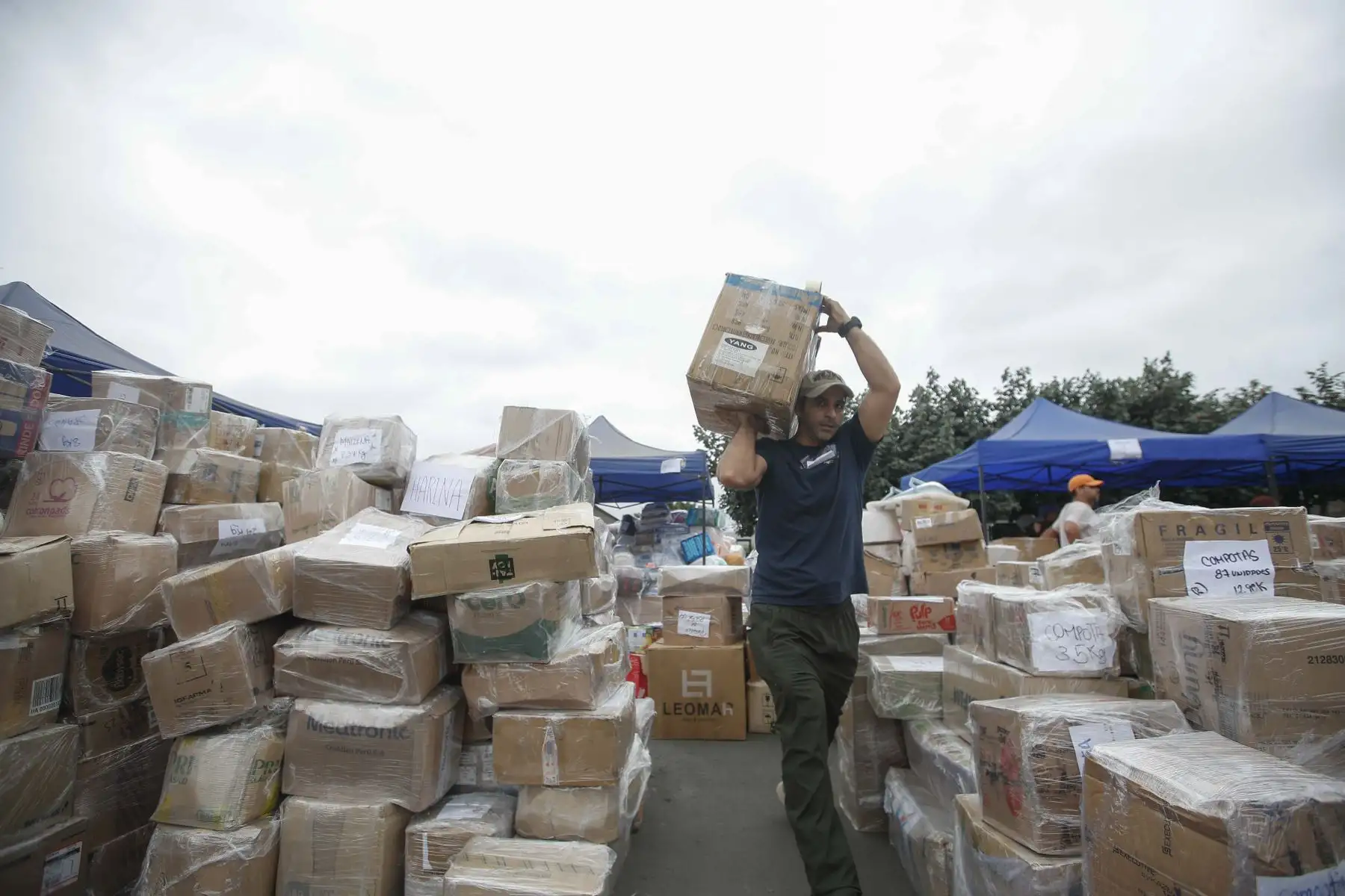 Ciudadanos peruanos y venezolanos se solidarizan con los damnificados venezolanos tras el terremoto en Venezuela. Voluntarios recaudan viveres, medicina y alimentos no perecibles en el parque ecológico Voces del Clima en el distrito de Surco. Foto: ANDINA/ Eddy Ramos