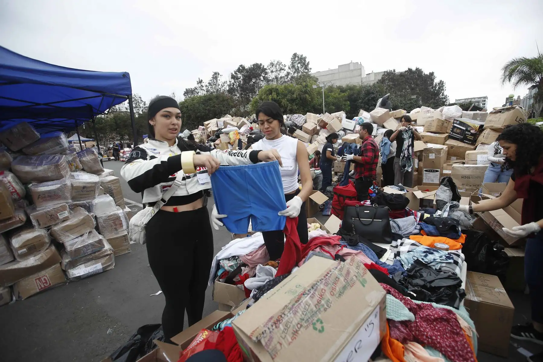 Ciudadanos peruanos y venezolanos se solidarizan con los damnificados venezolanos tras el terremoto en Venezuela. Voluntarios recaudan viveres, medicina y alimentos no perecibles en el parque ecológico Voces del Clima en el distrito de Surco. Foto: ANDINA/ Eddy Ramos
