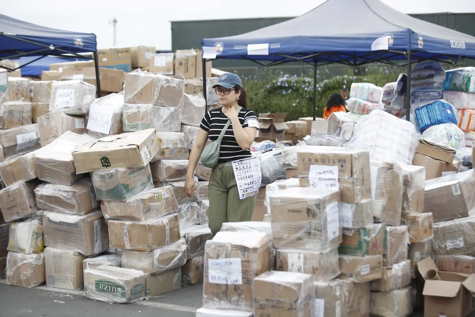 Ciudadanos peruanos y venezolanos se solidarizan con los damnificados venezolanos tras el terremoto en Venezuela. Voluntarios recaudan viveres, medicina y alimentos no perecibles en el parque ecológico Voces del Clima en el distrito de Surco. Foto: ANDINA/ Eddy Ramos
