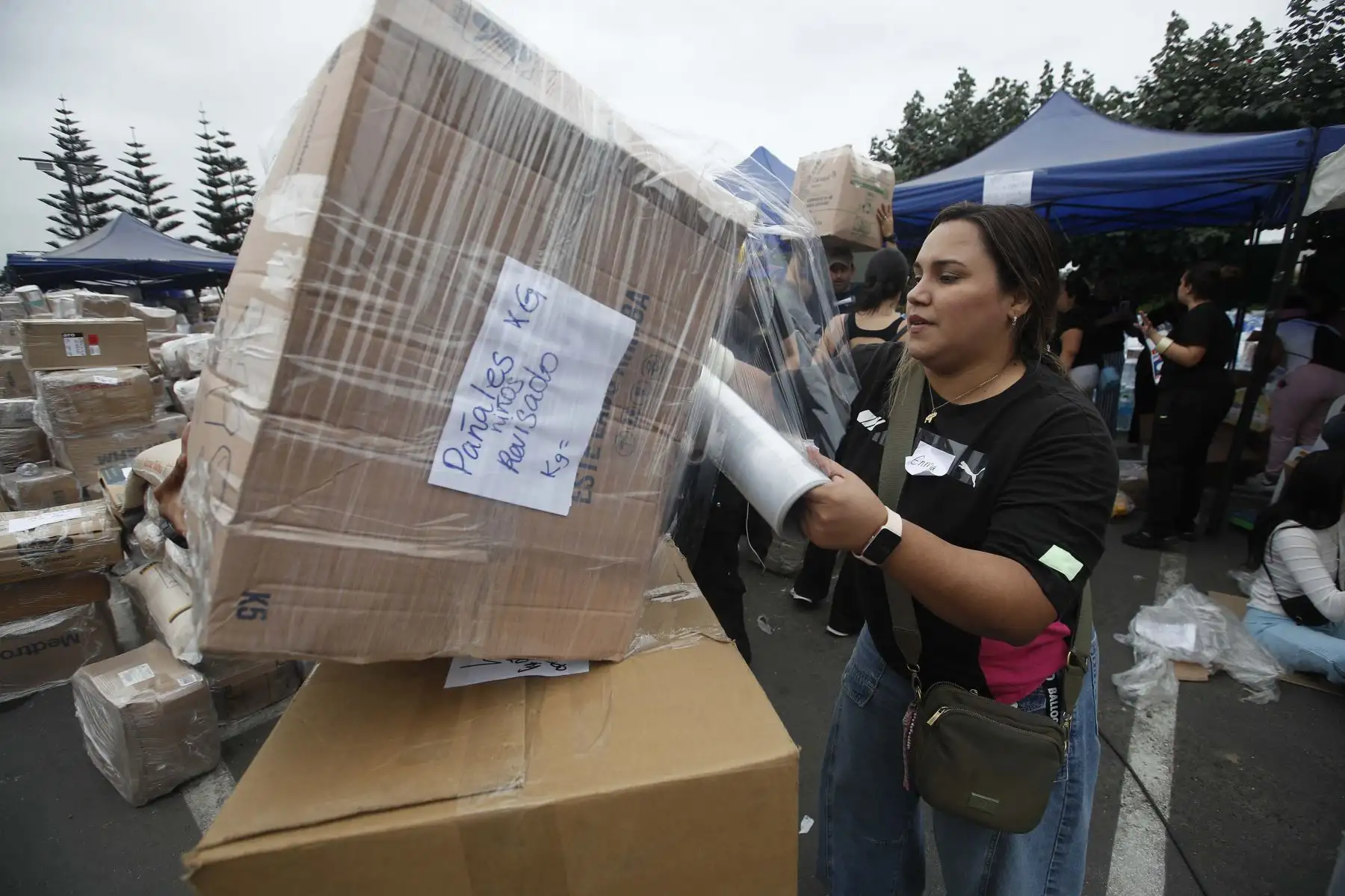 Ciudadanos peruanos y venezolanos se solidarizan con los damnificados venezolanos tras el terremoto en Venezuela. Voluntarios recaudan viveres, medicina y alimentos no perecibles en el parque ecológico Voces del Clima en el distrito de Surco. Foto: ANDINA/ Eddy Ramos