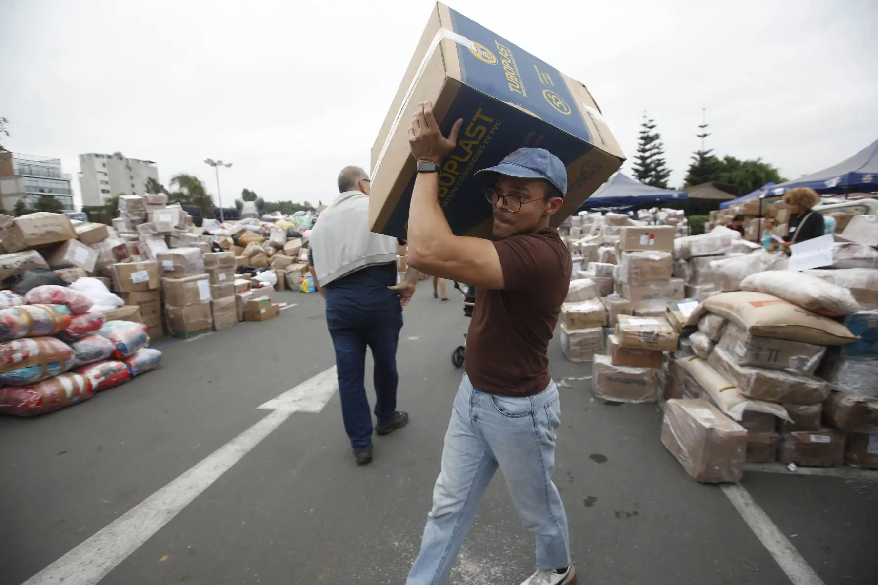 Ciudadanos peruanos y venezolanos se solidarizan con los damnificados venezolanos tras el terremoto en Venezuela. Voluntarios recaudan viveres, medicina y alimentos no perecibles en el parque ecológico Voces del Clima en el distrito de Surco. Foto: ANDINA/ Eddy Ramos