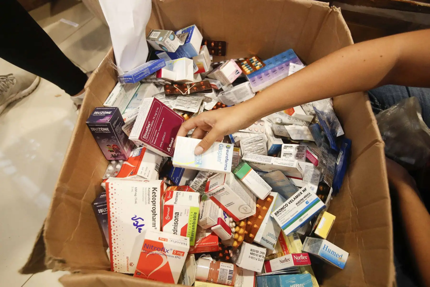 Ciudadanos peruanos y venezolanos se solidarizan con los damnificados venezolanos tras el terremoto en Venezuela. Voluntarios recaudan viveres, medicina y alimentos no perecibles en el parque ecológico Voces del Clima en el distrito de Surco. Foto: ANDINA/ Eddy Ramos