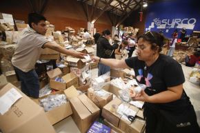 Ciudadanos peruanos y venezolanos se solidarizan con los damnificados venezolanos tras el terremoto en Venezuela. Voluntarios recaudan viveres, medicina y alimentos no perecibles en el parque ecológico Voces del Clima en el distrito de Surco. Foto: ANDINA/ Eddy Ramos