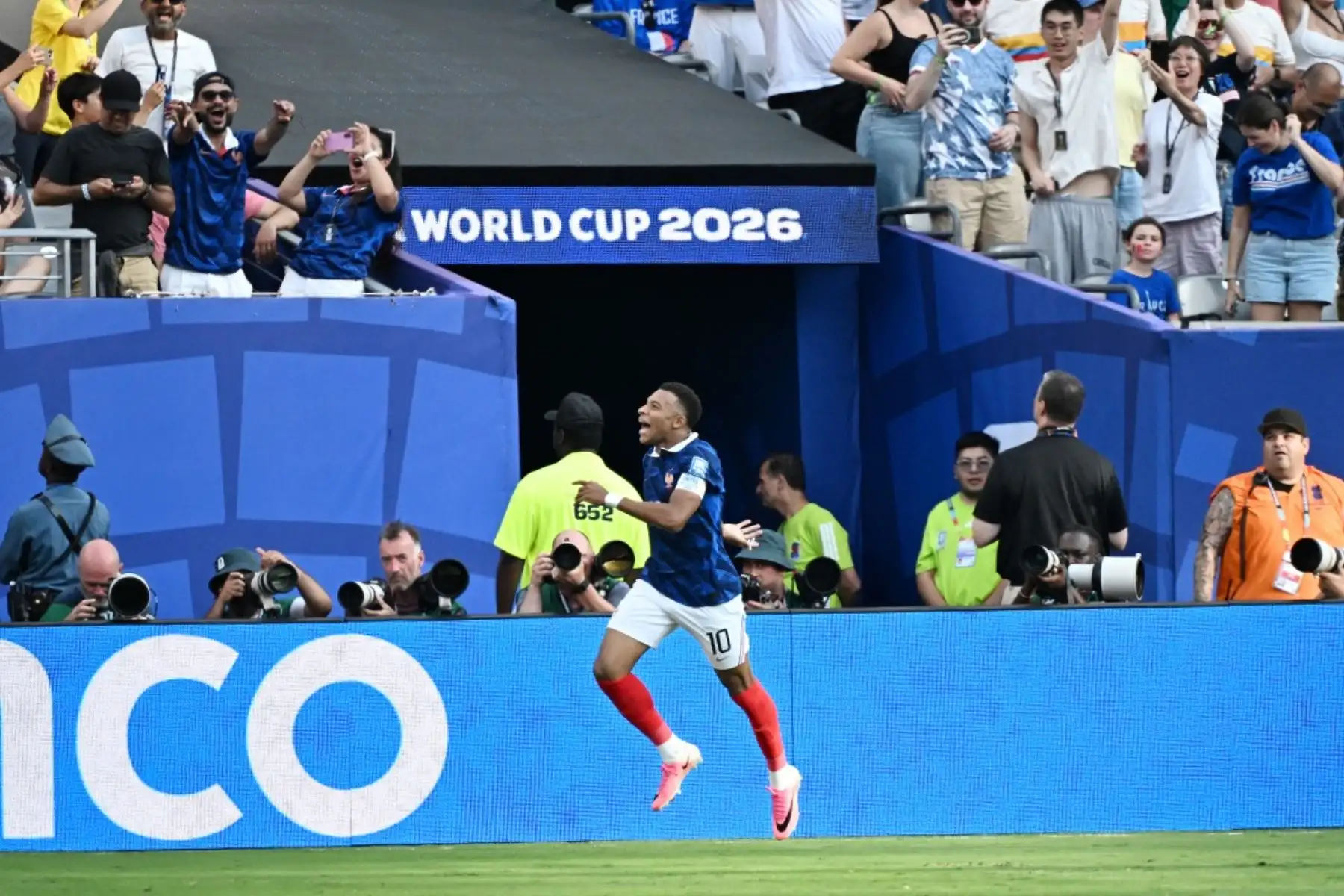 El delantero francés Kylian Mbappé, número 10, celebra el tercer gol de su equipo durante el partido de dieciseisavos de final del Mundial de 2026 entre Francia y Suecia, disputado en el estadio New York/New Jersey de East Rutherford el 30 de junio de 2026. (Foto de Jewel SAMAD / AFP)