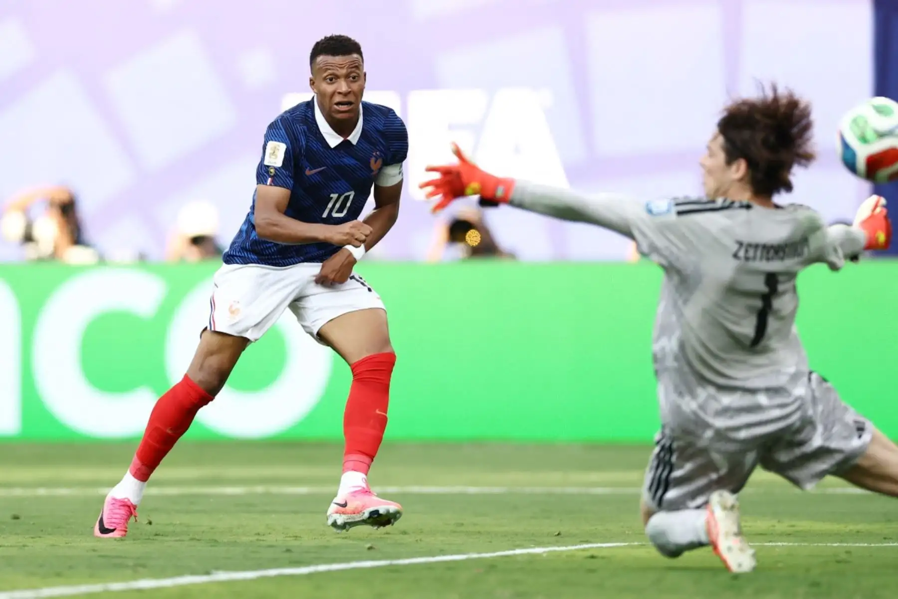 El delantero francés Kylian Mbappé, número 10 del ranking, anota el tercer gol de su equipo ante el portero sueco Jacob Widell Zetterstrom, número 1 del ranking, durante el partido de dieciseisavos de final del Mundial de 2026 entre Francia y Suecia, disputado en el estadio New York/New Jersey de East Rutherford el 30 de junio de 2026. (Foto de CHARLY TRIBALLEAU / AFP)