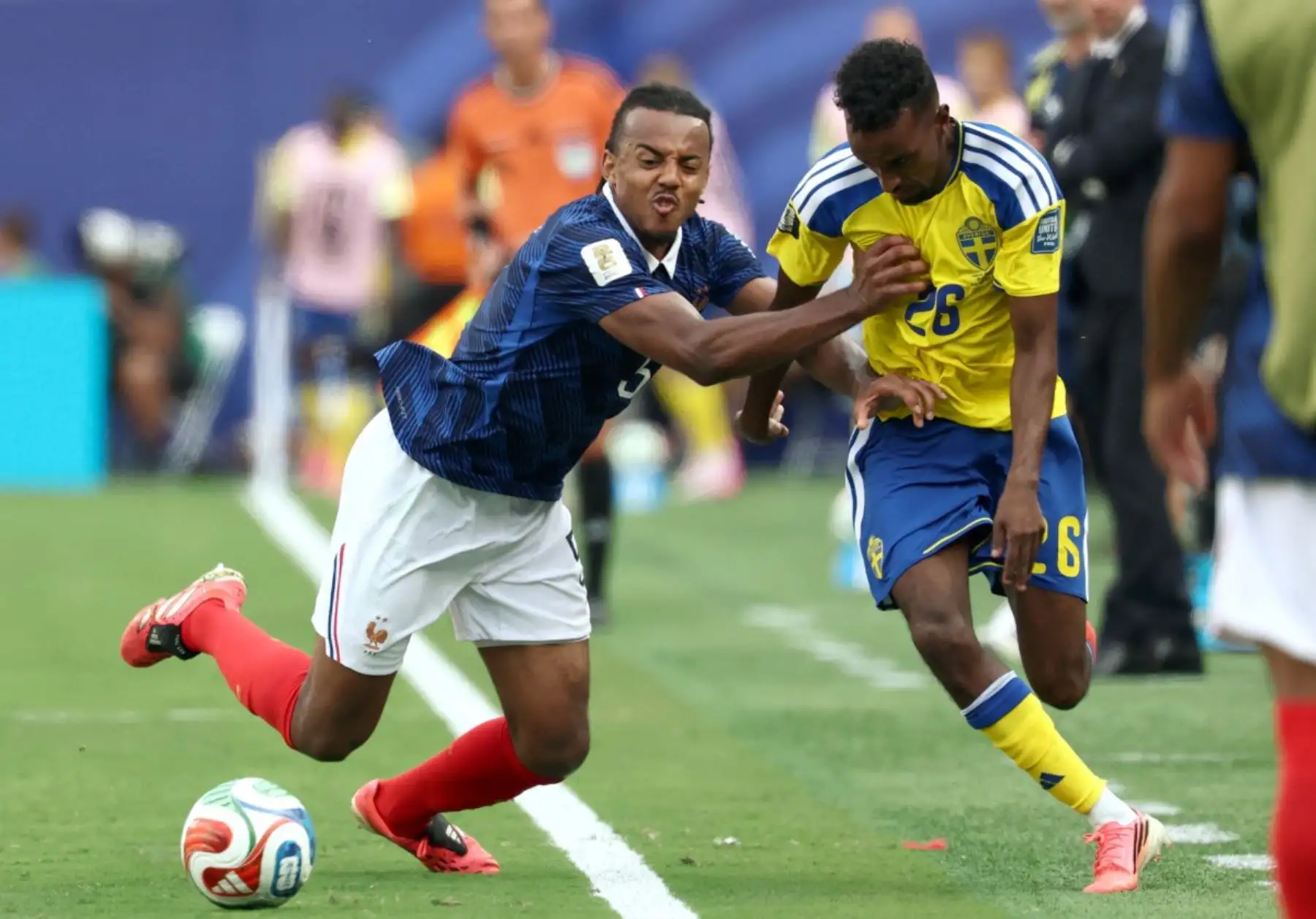 El defensa francés Jules Koundé (n.º 05) y el delantero sueco Taha Ali (n.º 26) luchan por el balón durante el partido de dieciseisavos de final del Mundial de 2026 entre Francia y Suecia, disputado en el estadio New York/New Jersey de East Rutherford el 30 de junio de 2026. (Foto de FRANCK FIFE / AFP)