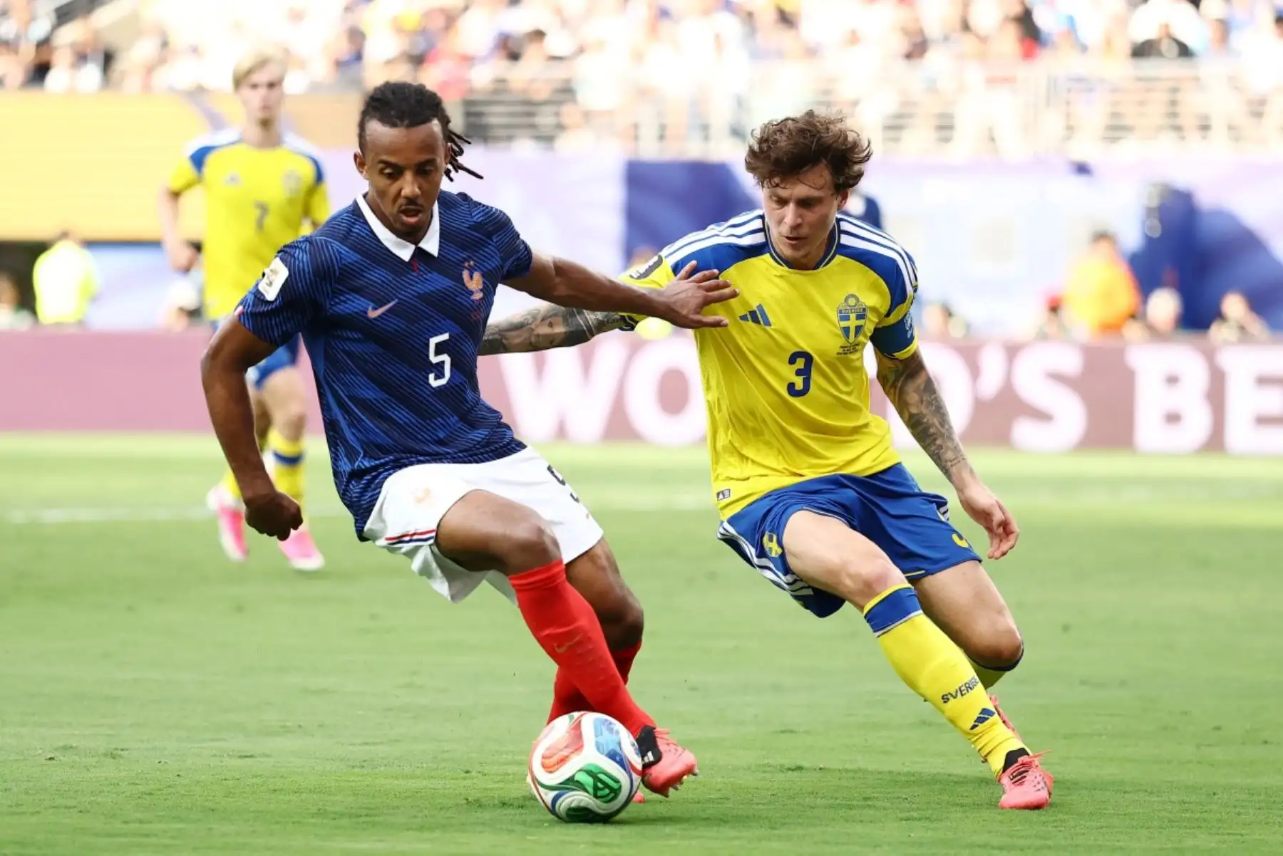 El defensa francés Jules Koundé (n.º 05) y el defensa sueco Victor Lindelof (n.º 03) luchan por el balón durante el partido de dieciseisavos de final del Mundial de 2026 entre Francia y Suecia, disputado en el estadio New York/New Jersey de East Rutherford el 30 de junio de 2026. (Foto de CHARLY TRIBALLEAU / AFP)