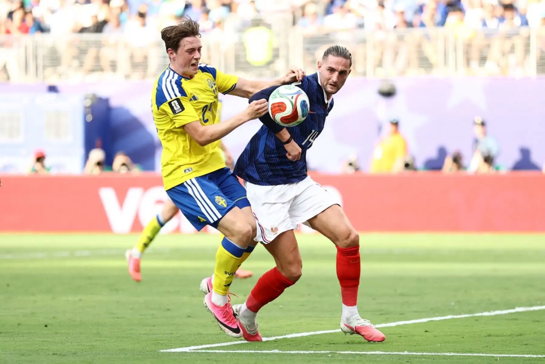 El centrocampista sueco Elliot Stroud (n.º 24) y el centrocampista francés Adrien Rabiot (n.º 14) luchan por el balón durante el partido de dieciseisavos de final del Mundial de 2026 entre Francia y Suecia, disputado en el estadio New York/New Jersey de East Rutherford el 30 de junio de 2026. (Foto de CHARLY TRIBALLEAU / AFP)