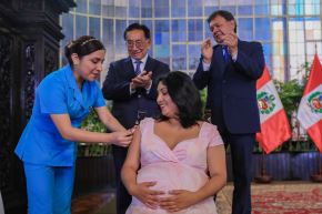 Presidente José María Balcázar participa en vacunación a gestante contra el virus respiratorio sincital (VRS)