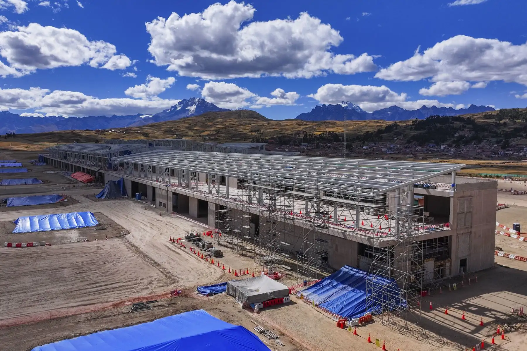 El Ministerio de Transportes y Comunicaciones anunció el inicio de las actividades preliminares para la construcción de la torre de control del Aeropuerto Internacional de Chinchero, una de las infraestructuras estratégicas que formarán parte del futuro terminal aéreo destinado a fortalecer la conectividad nacional e internacional del Cusco. Foto: MTC
