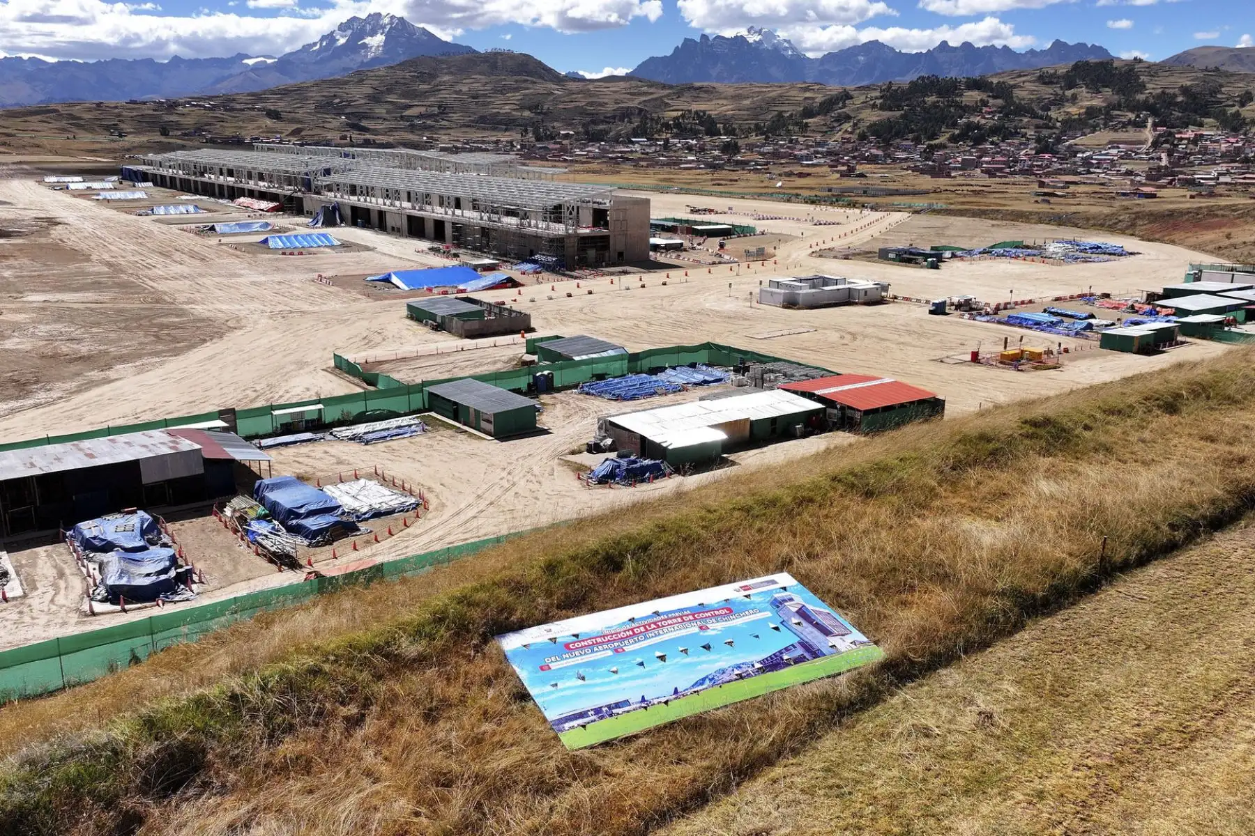 El Ministerio de Transportes y Comunicaciones anunció el inicio de las actividades preliminares para la construcción de la torre de control del Aeropuerto Internacional de Chinchero, una de las infraestructuras estratégicas que formarán parte del futuro terminal aéreo destinado a fortalecer la conectividad nacional e internacional del Cusco. Foto: MTC