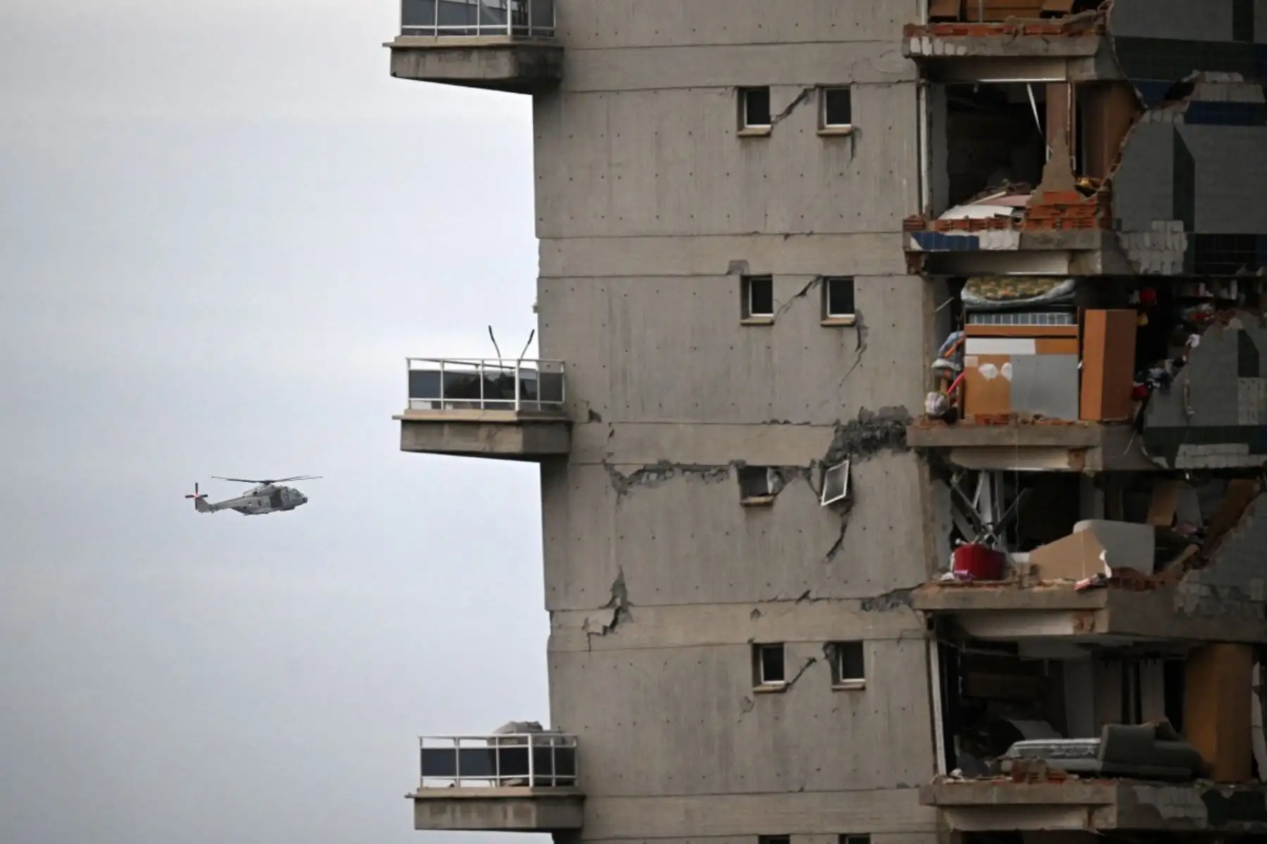 Un helicóptero de la Infantería de Marina de Estados Unidos sobrevuela una zona afectada por el terremoto en Caraballeda, estado de La Guaira, Venezuela, el 30 de junio de 2026, tras los dos sismos del 24 de junio. Foto: AFP