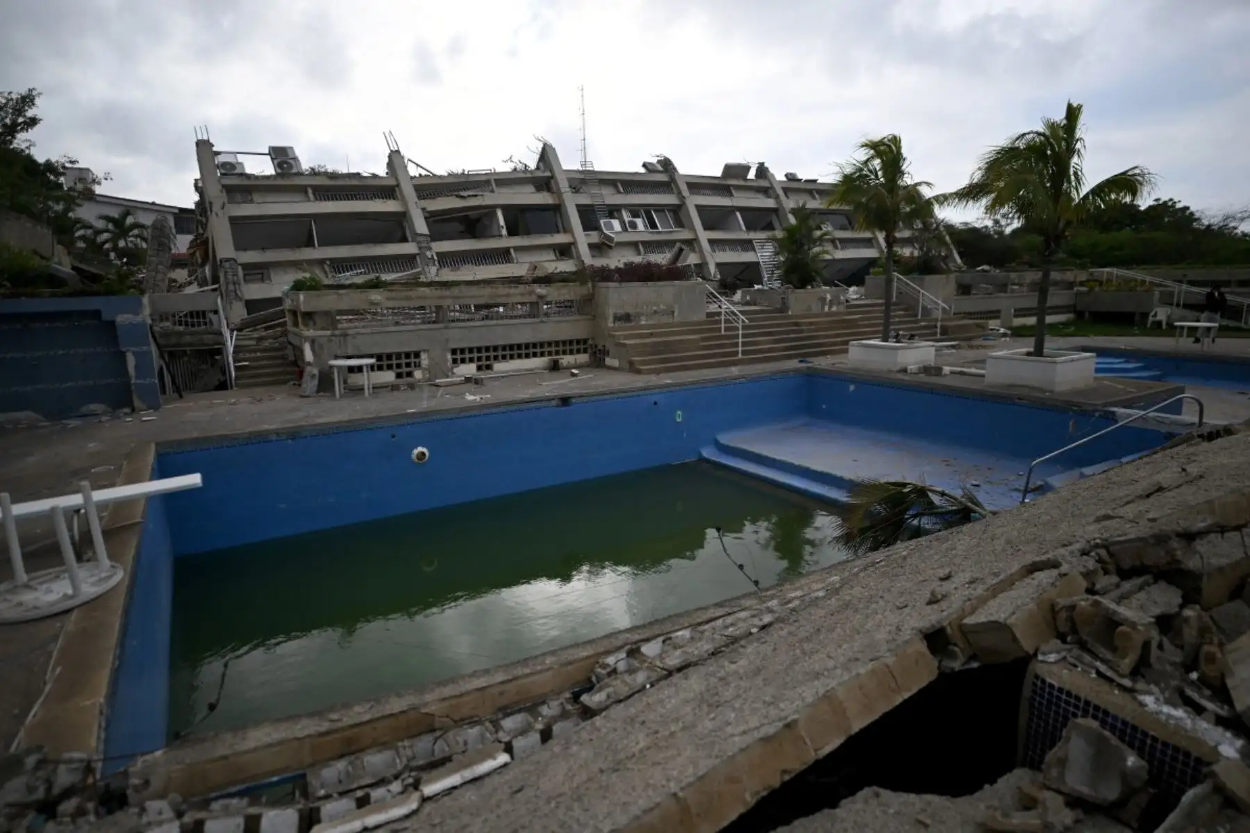 El 30 de junio de 2026, se observan estructuras derrumbadas y una piscina dañada en un complejo residencial de Caraballeda, estado de La Guaira, Venezuela, tras los dos terremotos que azotaron la región costera. Foto: AFP