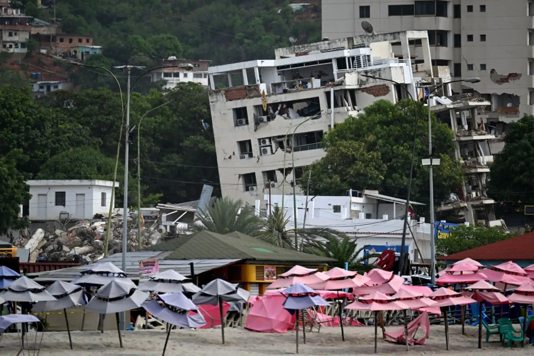 Vista de un hotel dañado en una playa de Caraballeda, estado de La Guaira, Venezuela, el 30 de junio de 2026, tras los dos terremotos del 24 de junio. Foto: AFP