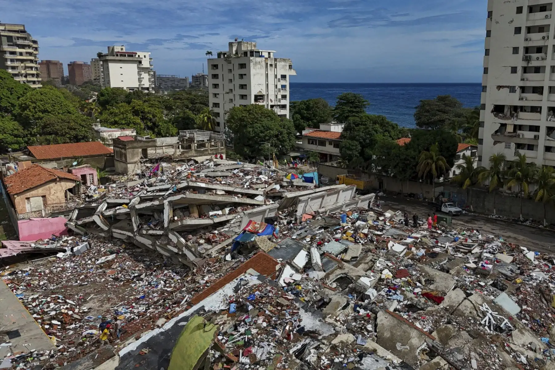 Vista aérea de edificios derrumbados en Caraballeda, estado de La Guaira, Venezuela, el 30 de junio de 2026, tras los terremotos. Foto: AFP