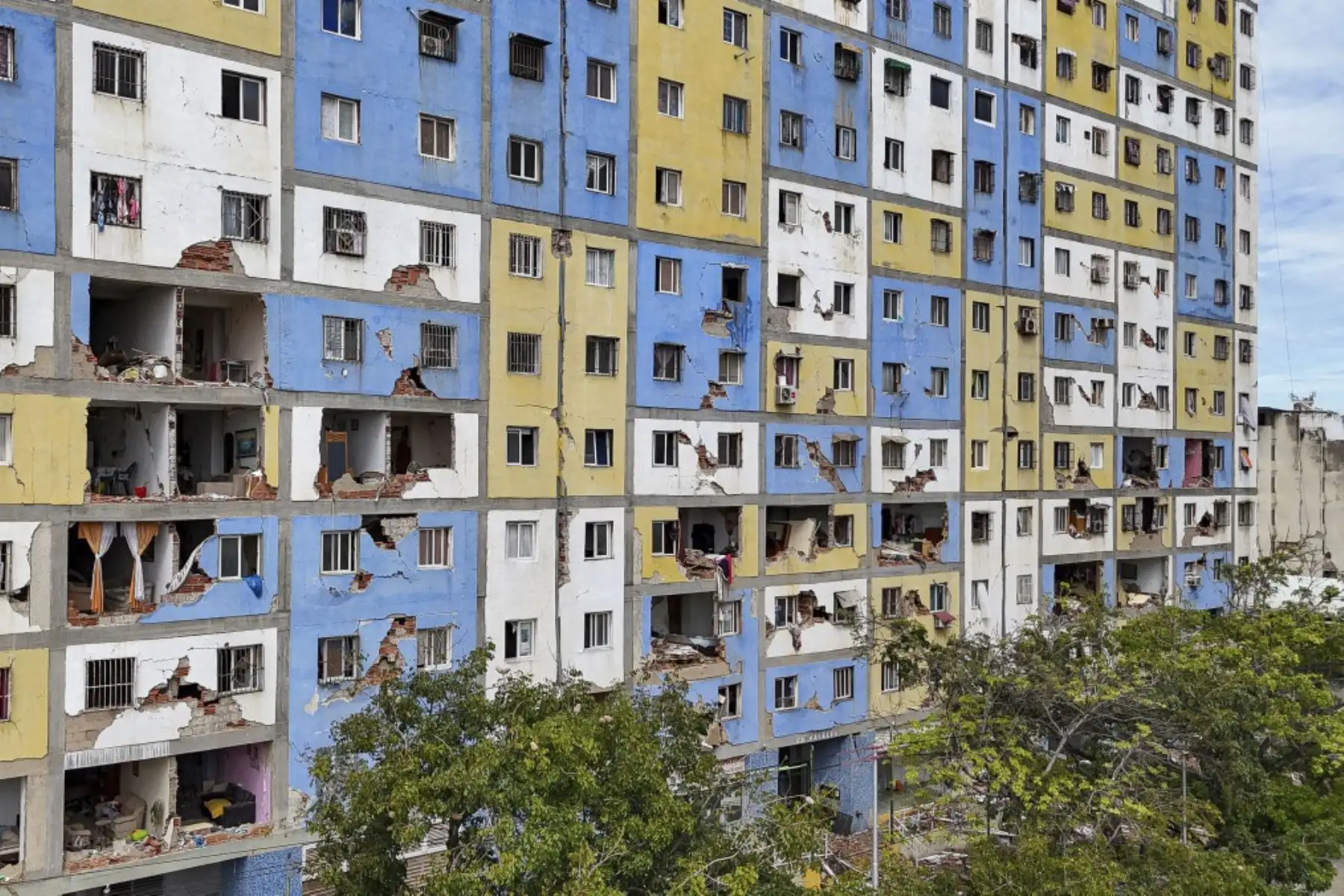 Vista aérea de un edificio dañado en Caraballeda, estado de La Guaira, Venezuela, el 30 de junio de 2026, tras los terremotos. Foto: AFP