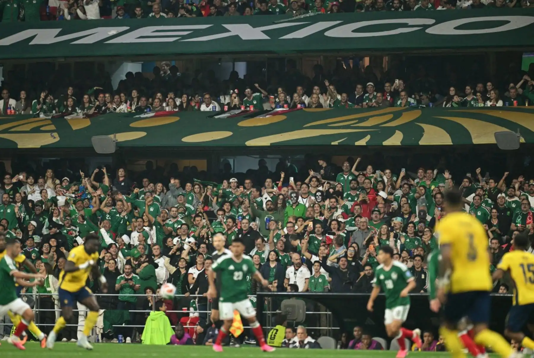 Los hinchas mexicanos animan a su selección durante el partido de dieciseisavos de final del Mundial de 2026 entre México y Ecuador en el Estadio Ciudad de México, el 30 de junio de 2026. (Foto de Yuri CORTEZ / AFP)