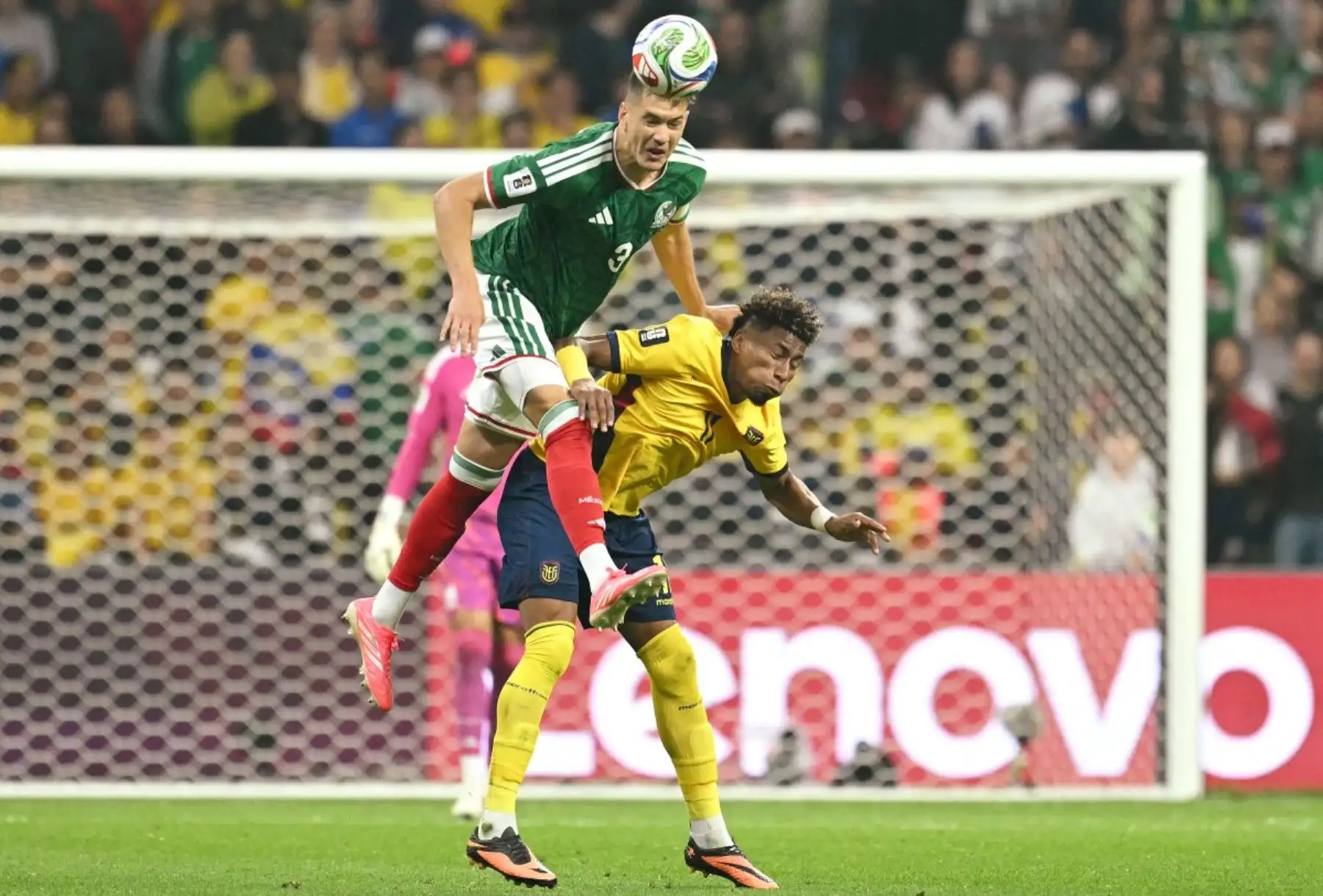 El defensa mexicano César Montes (número 3) y el delantero ecuatoriano Kevin Rodríguez (número 11) disputan el balón durante el partido de dieciseisavos de final del Mundial de 2026 entre México y Ecuador, disputado en el Estadio Ciudad de México el 30 de junio de 2026. (Foto de Yuri CORTEZ / AFP)