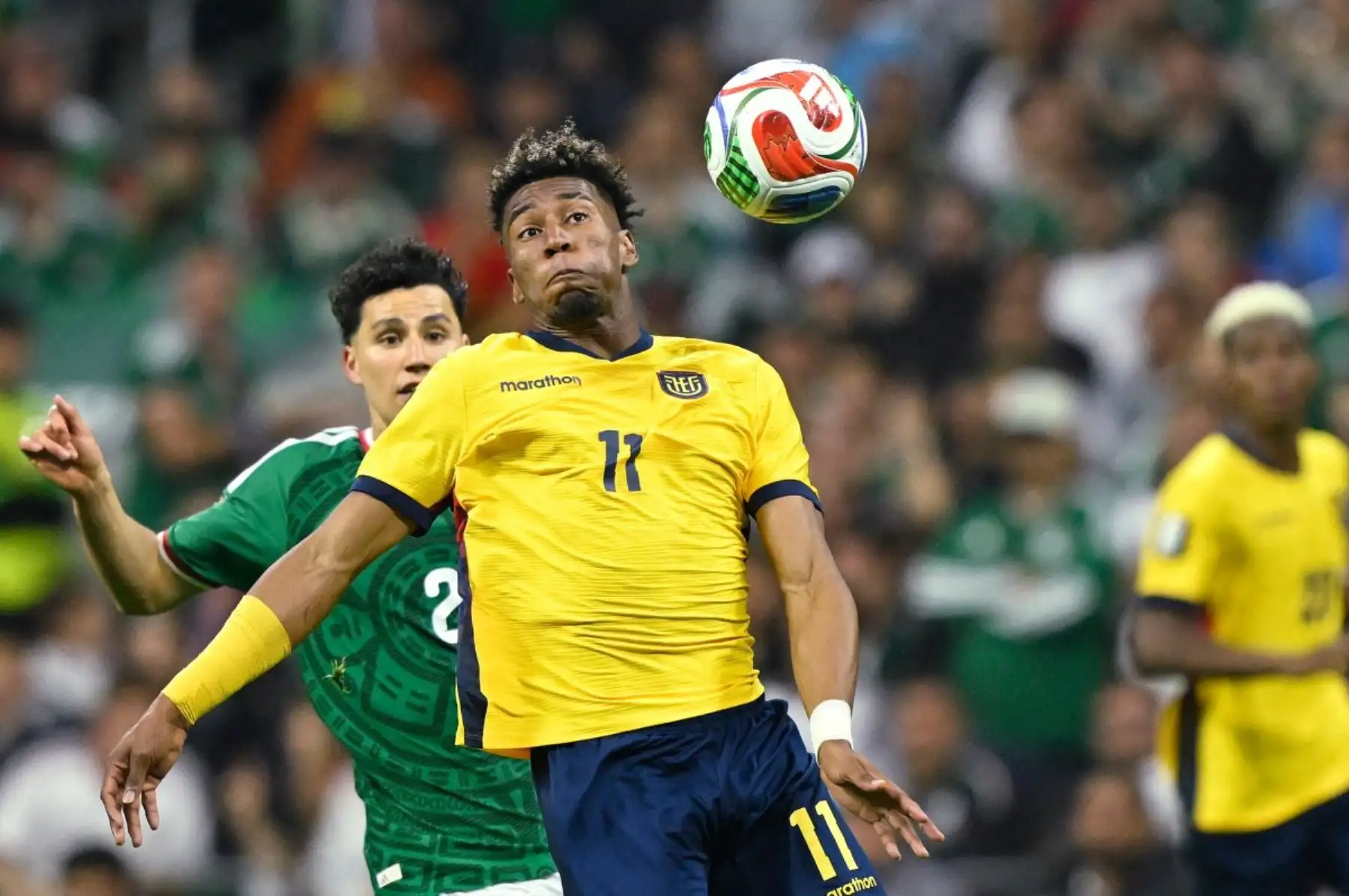 El defensa mexicano Jorge Sánchez (número 2) y el delantero ecuatoriano Kevin Rodríguez (número 11) luchan por el balón durante el partido de dieciseisavos de final del Mundial de 2026 entre México y Ecuador en el Estadio Ciudad de México, el 30 de junio de 2026. (Foto de Alfredo ESTRELLA / AFP)