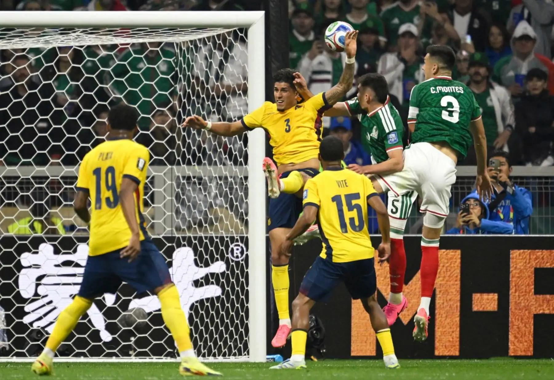 El defensa ecuatoriano Piero Hincapie (n.º 03) y el defensa mexicano Johan Vásquez (n.º 05, segundo por la derecha) luchan por el balón durante el partido de dieciseisavos de final del Mundial de 2026 entre México y Ecuador en el Estadio Ciudad de México, el 30 de junio de 2026. (Foto de Alfredo ESTRELLA / AFP)