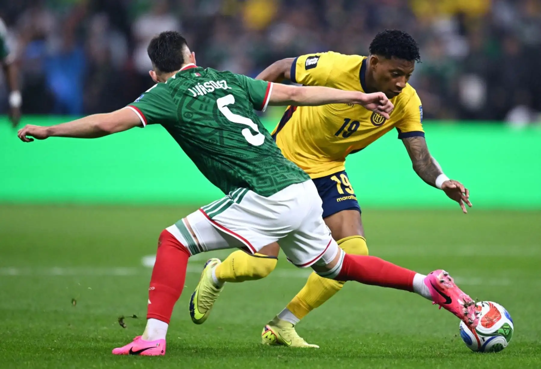 El defensa mexicano Johan Vásquez (número 5) y el mediocampista ecuatoriano Gonzalo Plata (número 19) disputan el balón durante el partido de dieciseisavos de final del Mundial 2026 entre México y Ecuador en el Estadio Ciudad de México, el 30 de junio de 2026. (Foto de Yuri CORTEZ / AFP)