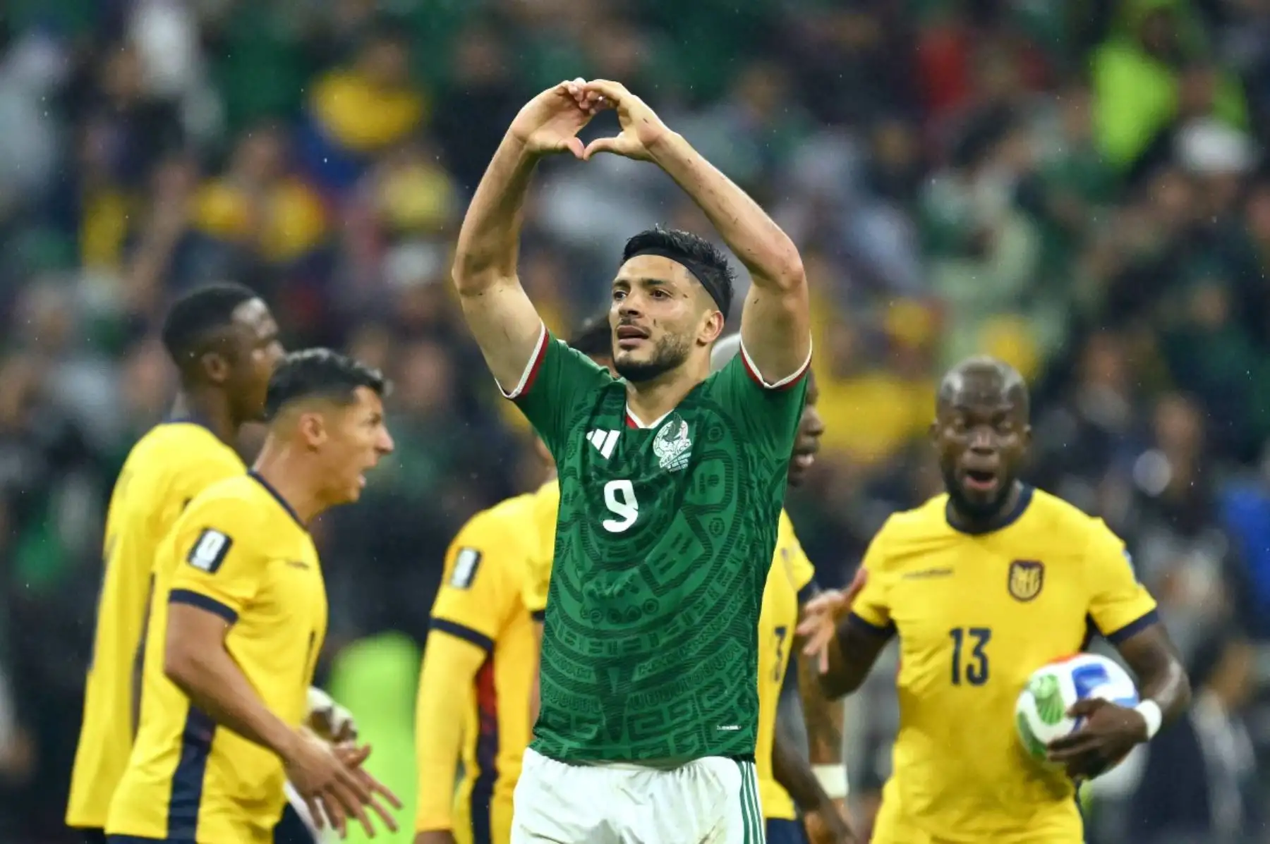 El delantero mexicano Raúl Jiménez, número 09, celebra el segundo gol de su equipo durante el partido de dieciseisavos de final del Mundial de 2026 entre México y Ecuador en el Estadio Ciudad de México, el 30 de junio de 2026. (Foto de Yuri CORTEZ / AFP)