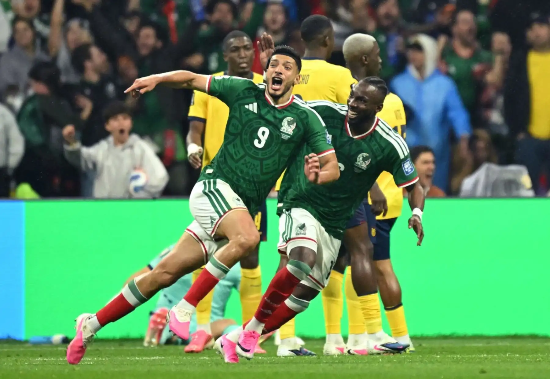 El delantero mexicano Raúl Jiménez, número 09, celebra el segundo gol de su equipo junto al delantero Julián Quiñones, número 16, durante el partido de dieciseisavos de final del Mundial de 2026 entre México y Ecuador en el Estadio Ciudad de México, el 30 de junio de 2026. (Foto de Yuri CORTEZ / AFP)