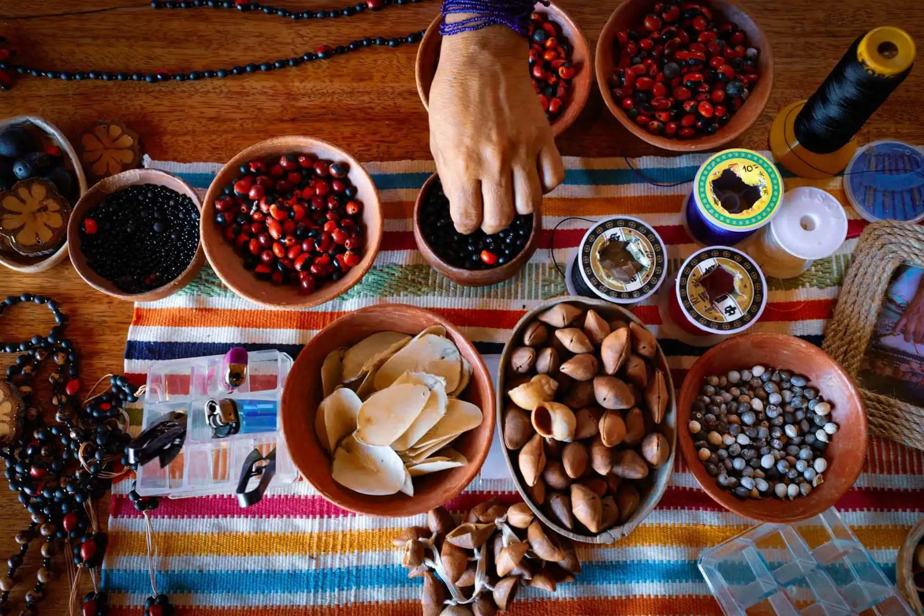 Las coloridas artesanías de Lamas destacan por sus diseños inspirados en la naturaleza y las costumbres de los pueblos originarios de la Amazonía. Foto: ANDINA/ Carlos Américo Lezama Villantoy