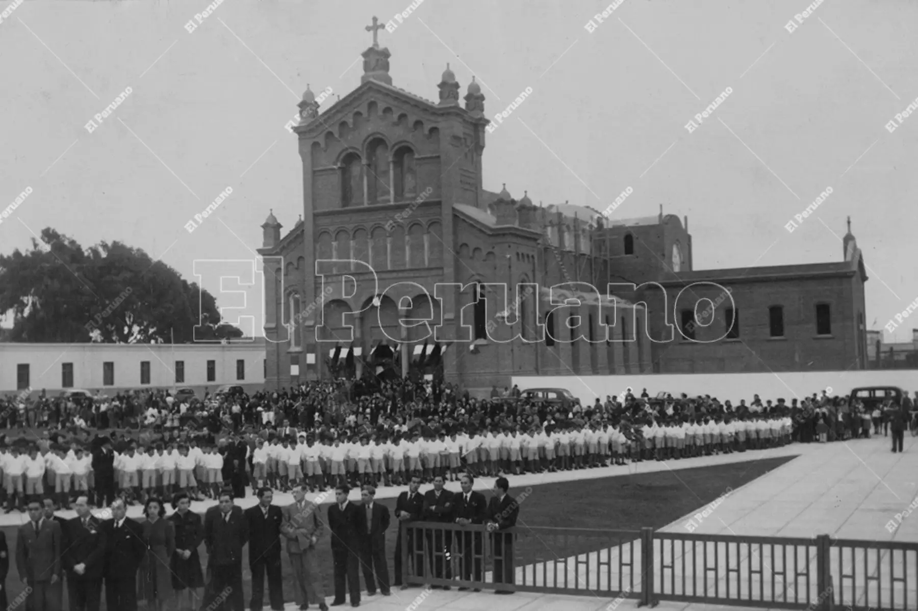 Lima - década 1940  / La Iglesia de Magdalena, tal como se aprecia en los memorables desfiles de Fiestas Patrias. Foto: Archivo Histórico de El Peruano