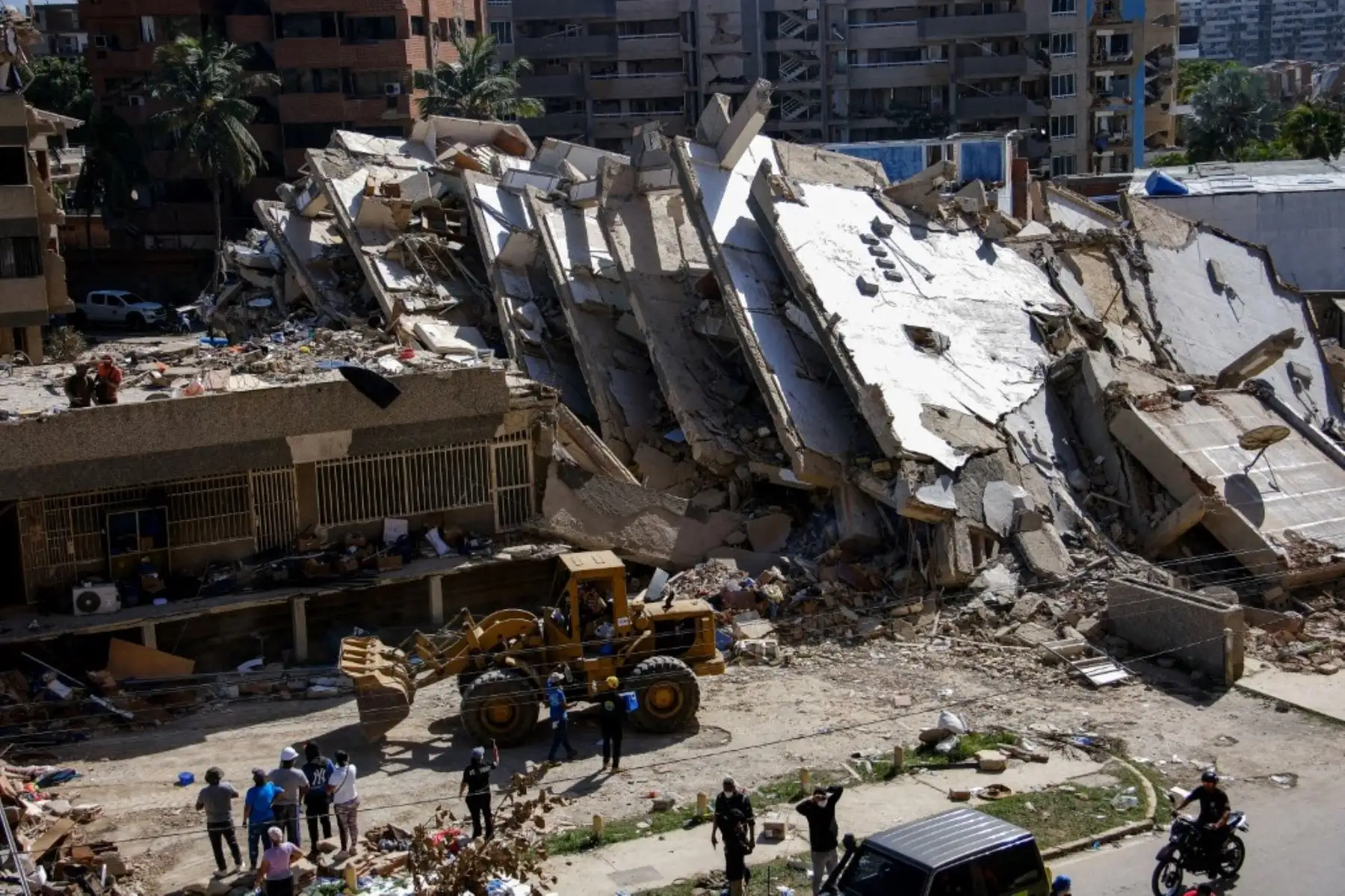 Vista de edificios derrumbados en la zona de Playa Grande, en el estado de La Guaira (Venezuela), tras la grave devastación sufrida en la región. La zona de Playa Grande fue una de las más afectadas, con decenas de edificios colapsados. Foto: AFP