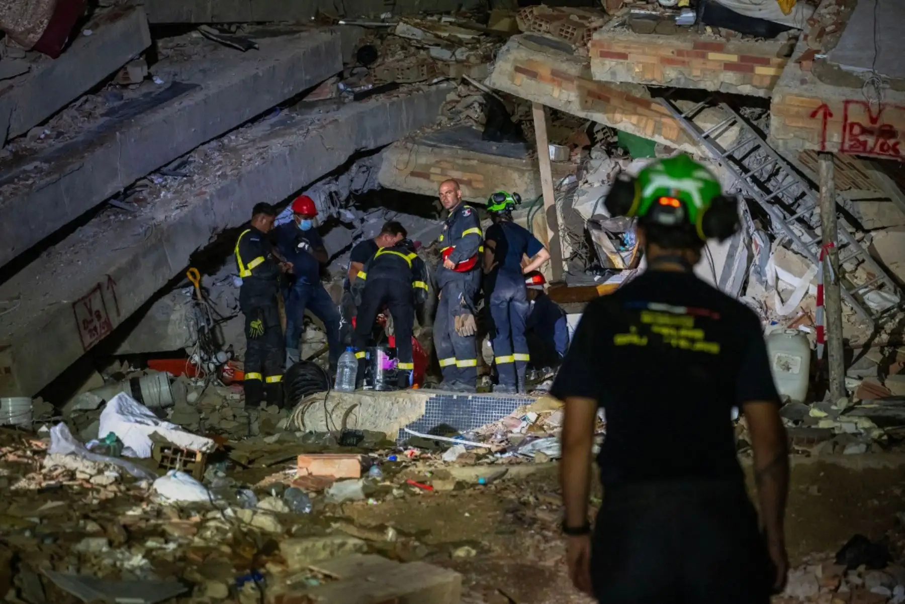 Miembros del 7.º Regimiento de Instrucción e Intervención de Seguridad Civil de Francia (RIISC 7) trabajan durante una operación de rescate en Caraballeda, estado de La Guaira, Venezuela. Foto: AFP