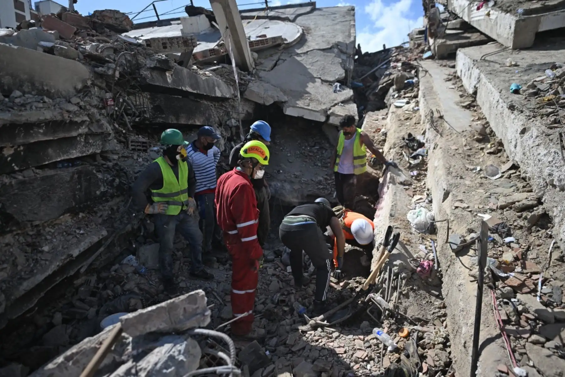 Equipos de rescate y voluntarios buscan a personas desaparecidas entre los escombros en la playa Los Cocos, en Caraballeda (estado de La Guaira, Venezuela), el 1 de julio de 2026, tras los terremotos gemelos del 24 de junio. Foto: AFP