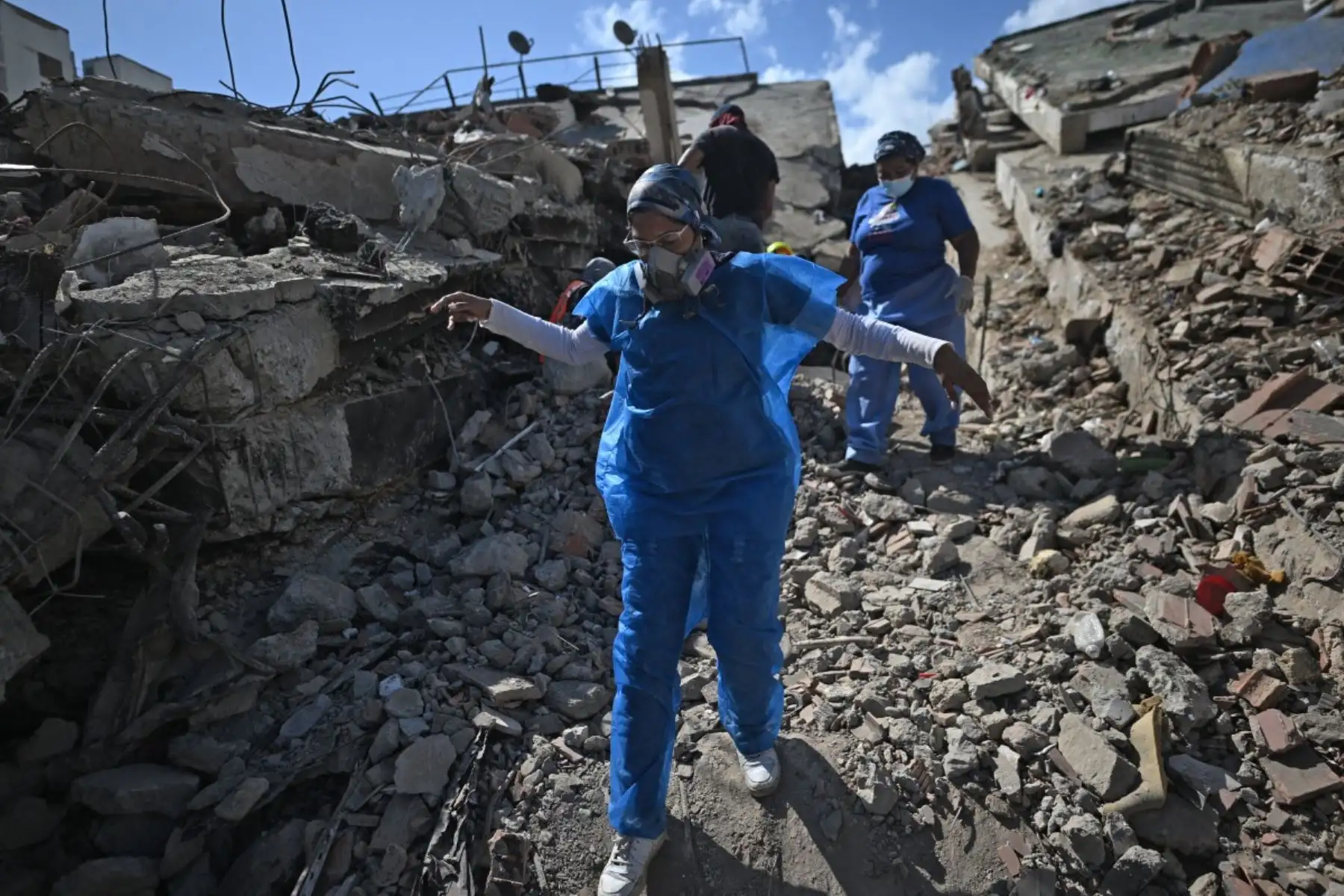Un médico forense camina entre los escombros en la playa Los Cocos, en Caraballeda (estado de La Guaira, Venezuela). Foto: AFP