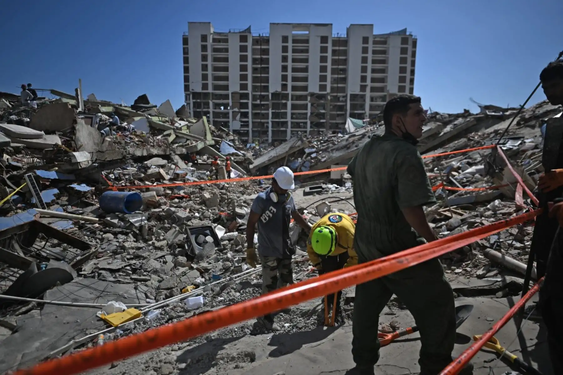 Equipos de rescate y voluntarios buscan a personas desaparecidas entre los escombros en la playa Los Cocos, en Caraballeda (estado de La Guaira, Venezuela). Foto: AFP