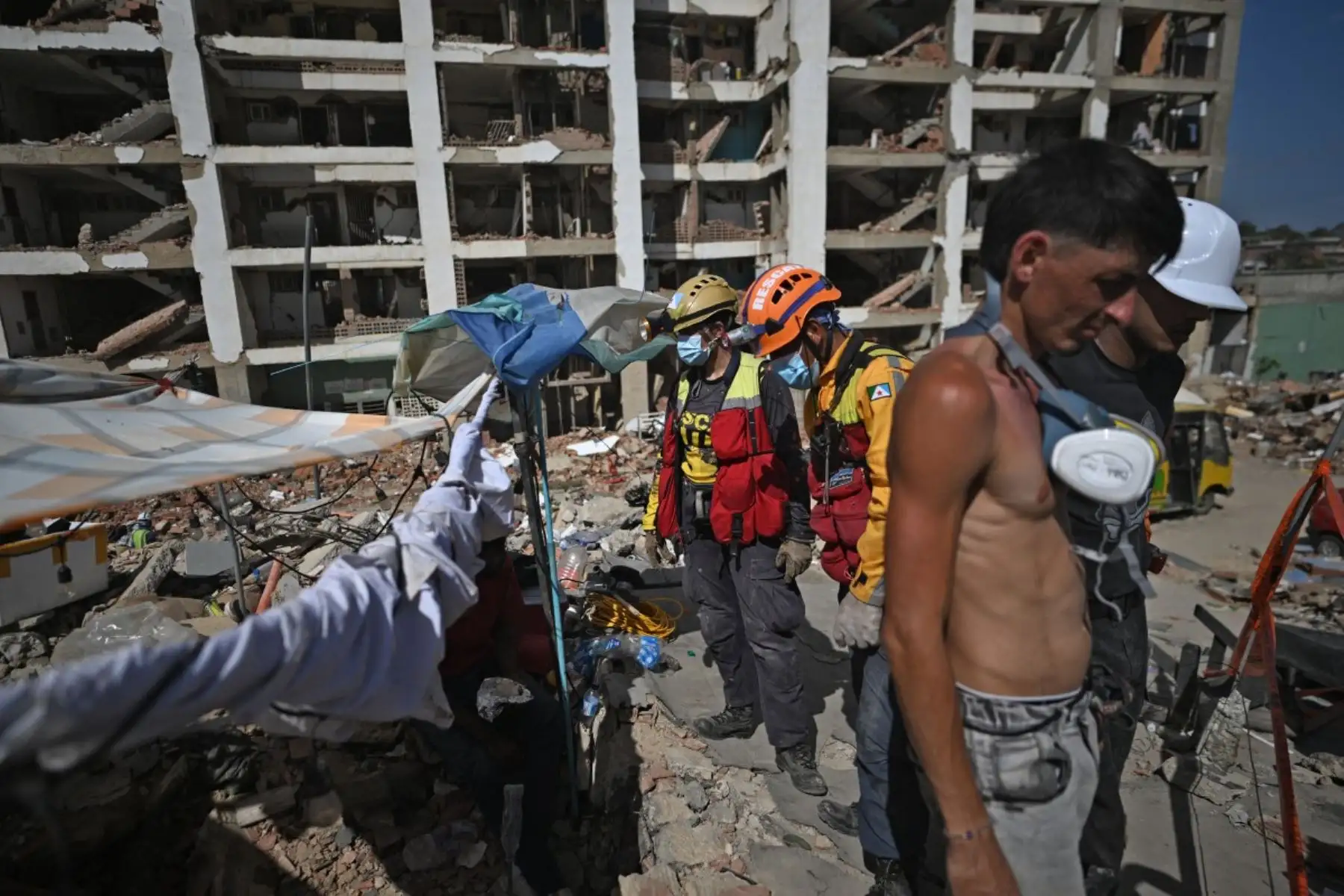 Equipos de rescate y voluntarios buscan a personas desaparecidas entre los escombros en la playa Los Cocos, en Caraballeda (estado de La Guaira, Venezuela). Foto: AFP