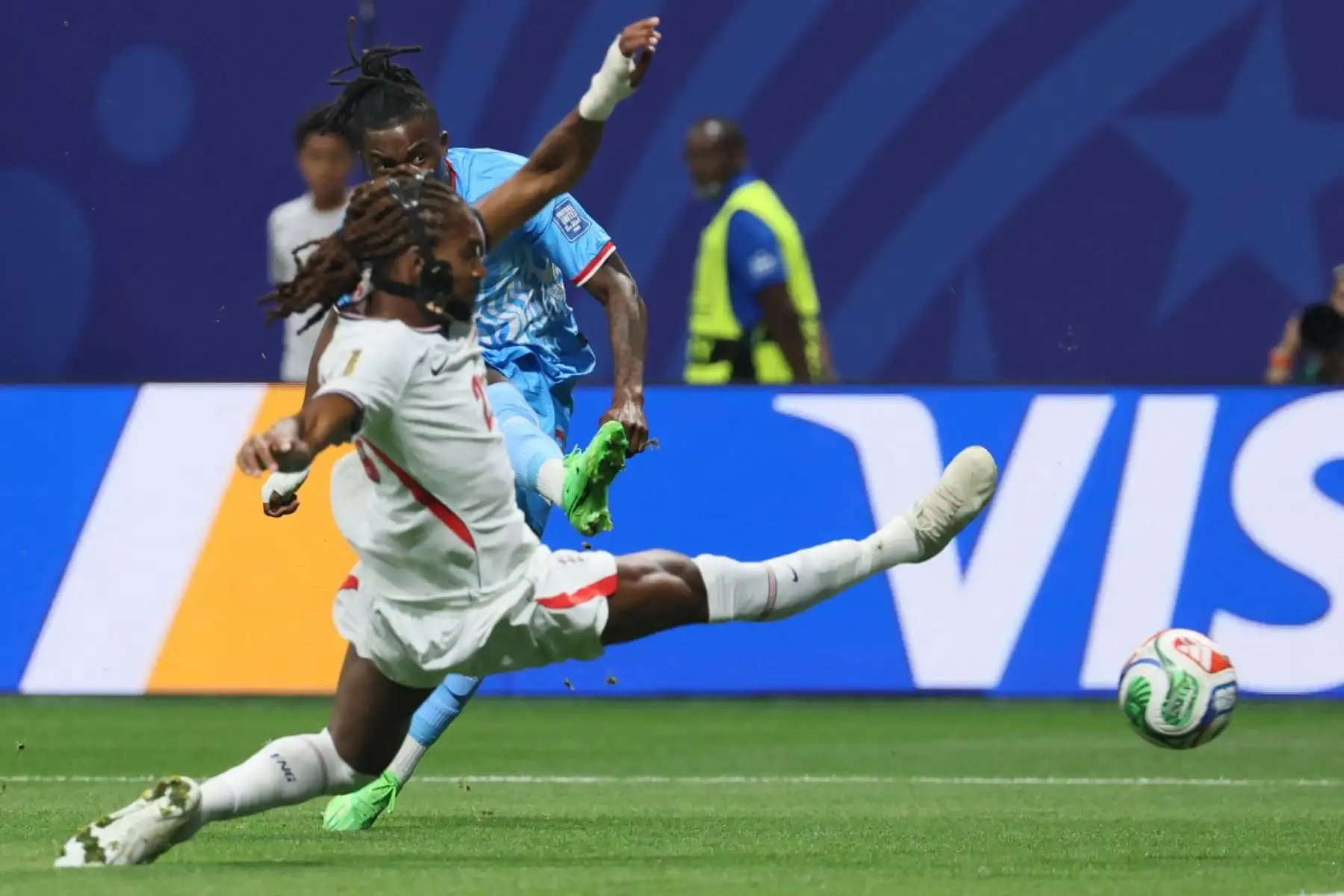 El delantero de la República Democrática del Congo, Brian Cipenga, remata y marca el primer gol de su equipo durante el partido de dieciseisavos de final de la Copa Mundial de 2026 entre Inglaterra y la República Democrática del Congo, disputado en el estadio de Atlanta. Foto: AFP