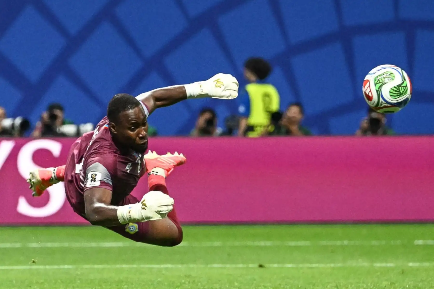 El portero de la República Democrática del Congo, Lionel Mpasi, realiza una atajada durante el partido de dieciseisavos de final de la Copa Mundial de 2026 entre Inglaterra y la República Democrática del Congo, en el estadio de Atlanta. Foto: AFP