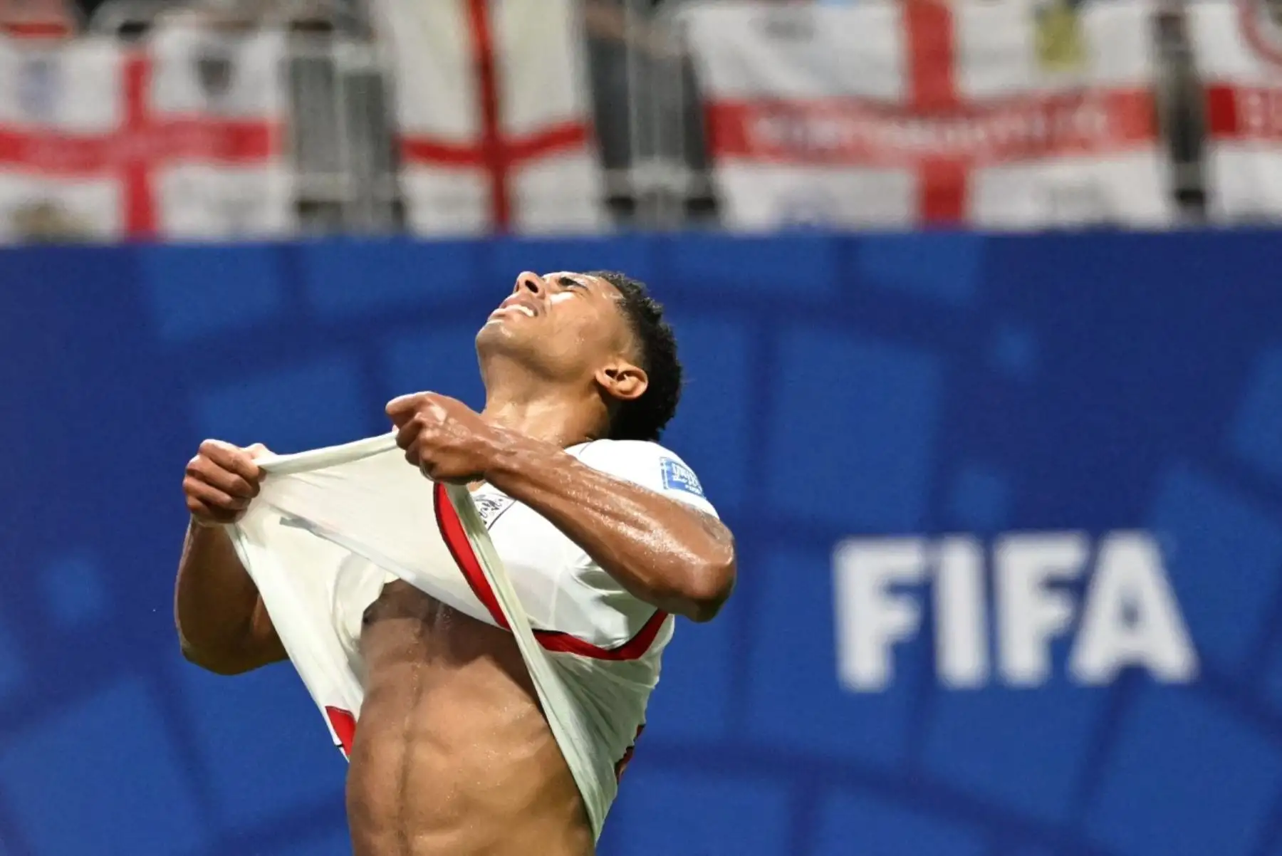 El centrocampista de Inglaterra, Jude Bellingham, reacciona tras una ocasión fallada durante el partido de dieciseisavos de final de la Copa del Mundo de 2026 entre Inglaterra y la República Democrática del Congo, disputado en el estadio de Atlanta. Foto: AFP